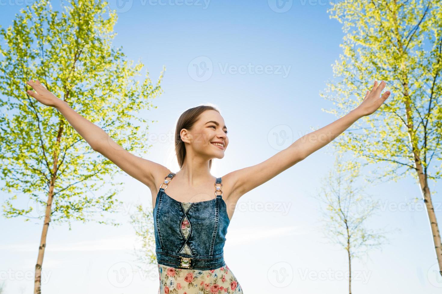 retrato contento hermosa joven mujer relajante en parque en largo vestido. alegre foto