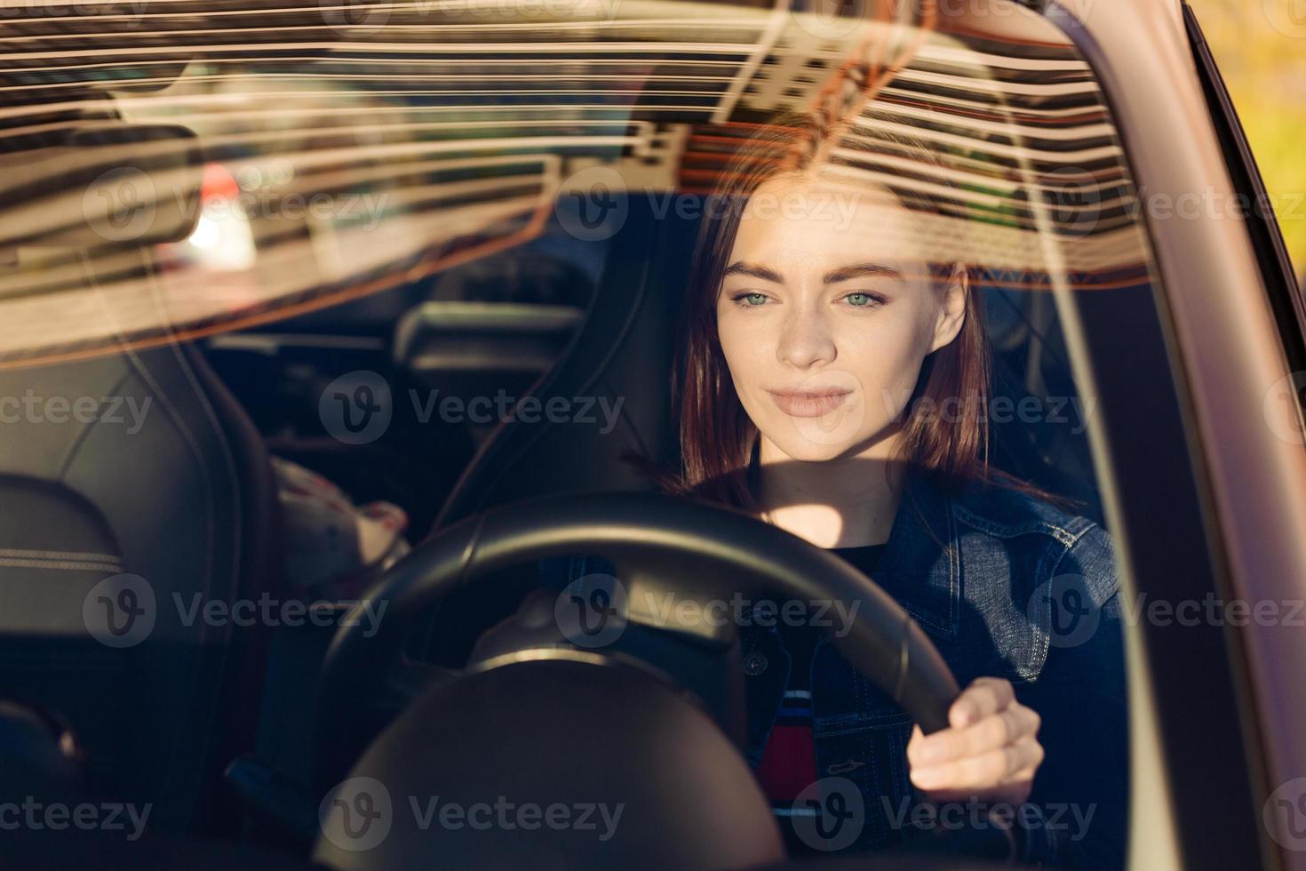 de cerca retrato joven mujer con alegre positivo expresión, satisfecho foto