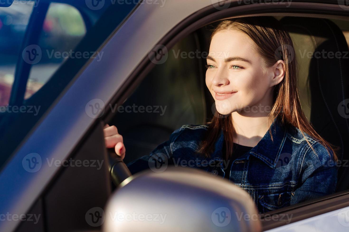 bonito joven dama contento coche. imagen hermosa joven mujer quien unidades coche foto