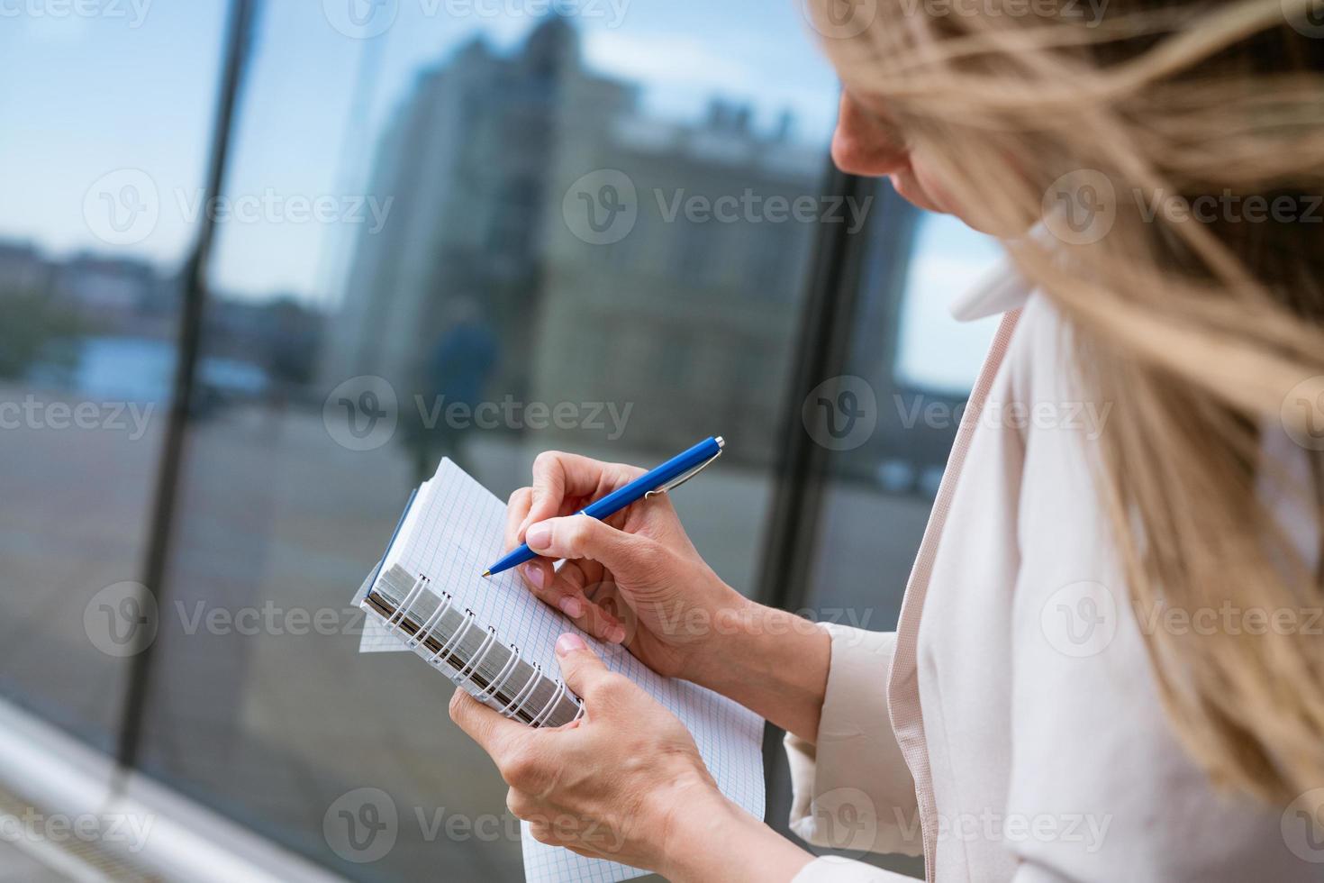 sobrecargado de trabajo negocio mujer. negocio mujer multitarea mientras hablando en foto