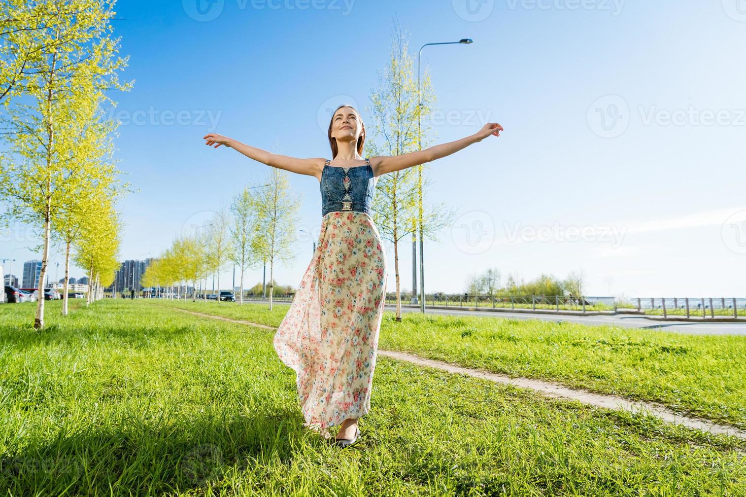 atractivo contento joven mujer largo de flores vestir volador su pelo disfrutando gratis foto