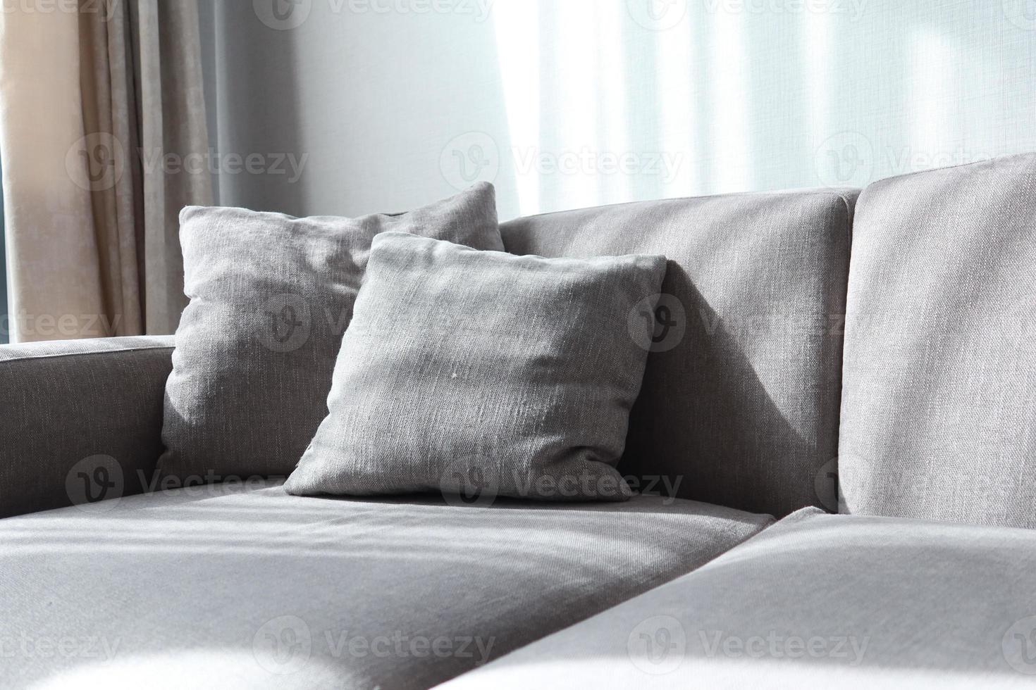 moderno gris sofá con almohadas en vivo habitación a hogar foto