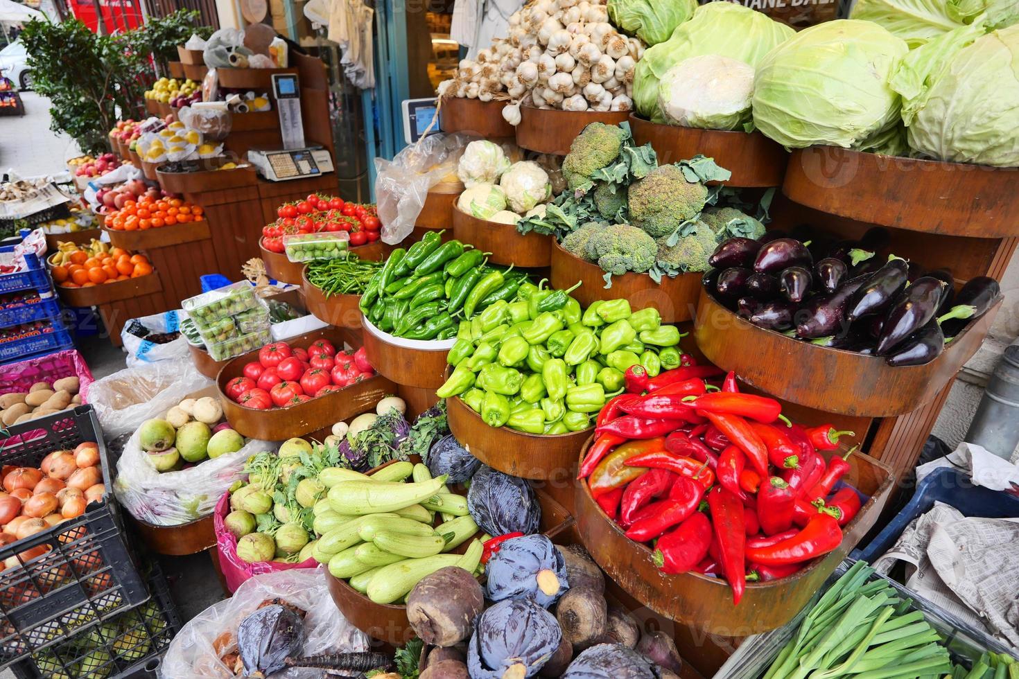 Fresco vegetales de venta en un súper tienda en Turquía . foto