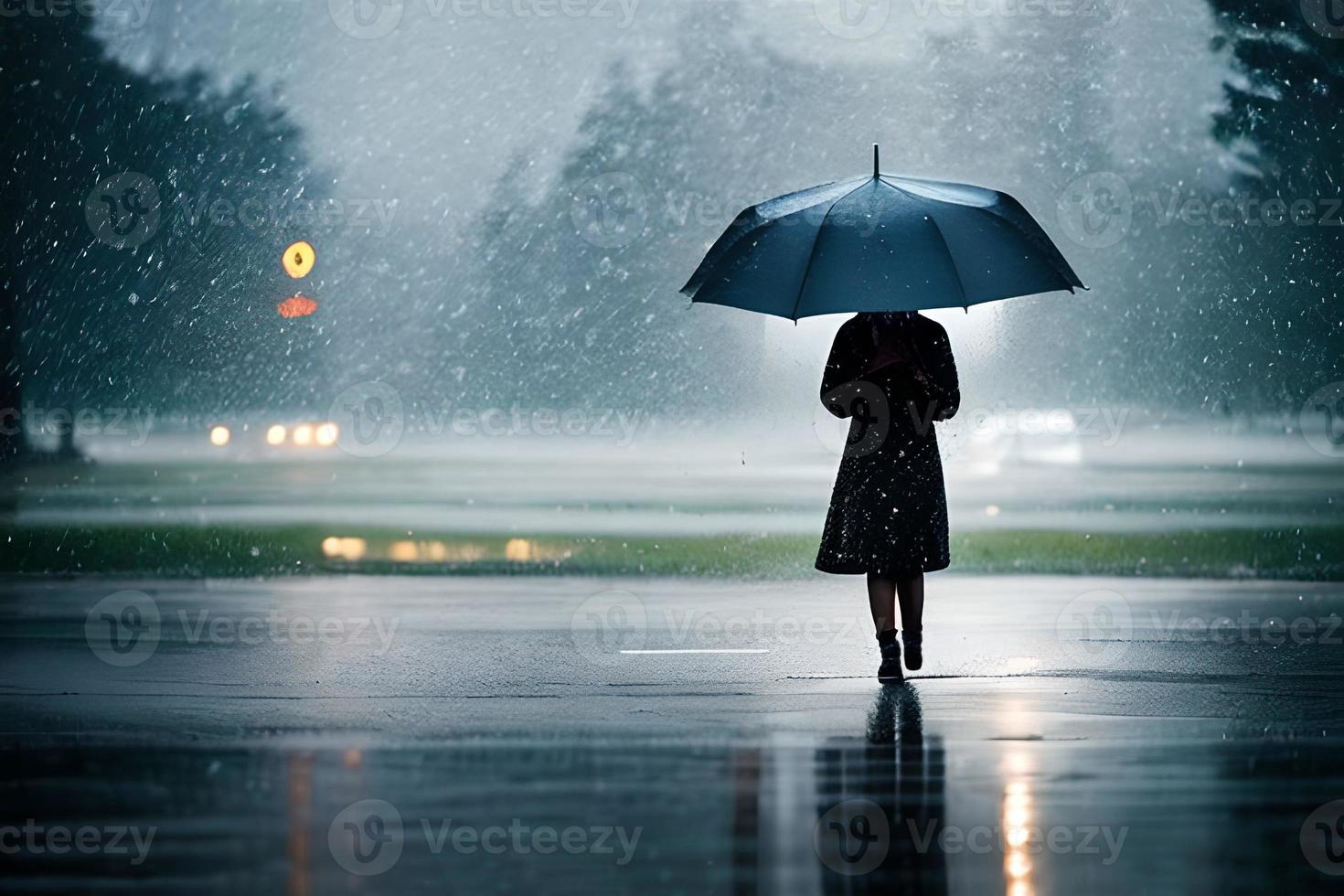 un personas con un paraguas en el medio de pesado lluvia a el la carretera antecedentes. foto