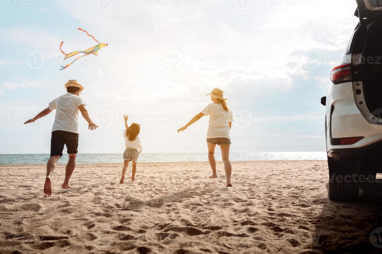 familia feliz con viaje en coche viaje por carretera. vacaciones de verano en automóvil al atardecer, papá, mamá e hija felices viajando disfrutan juntos conduciendo en vacaciones, el estilo de vida de la gente viaja en automóvil. foto