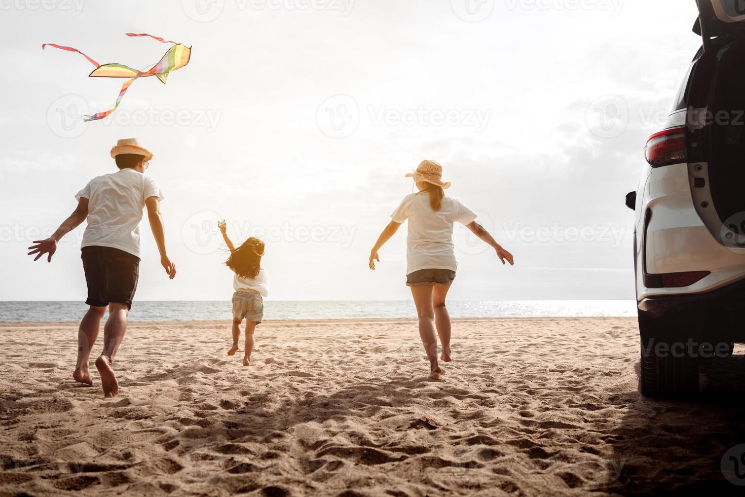 familia feliz con viaje en coche viaje por carretera. vacaciones de verano en automóvil al atardecer, papá, mamá e hija felices viajando disfrutan juntos conduciendo en vacaciones, el estilo de vida de la gente viaja en automóvil. foto