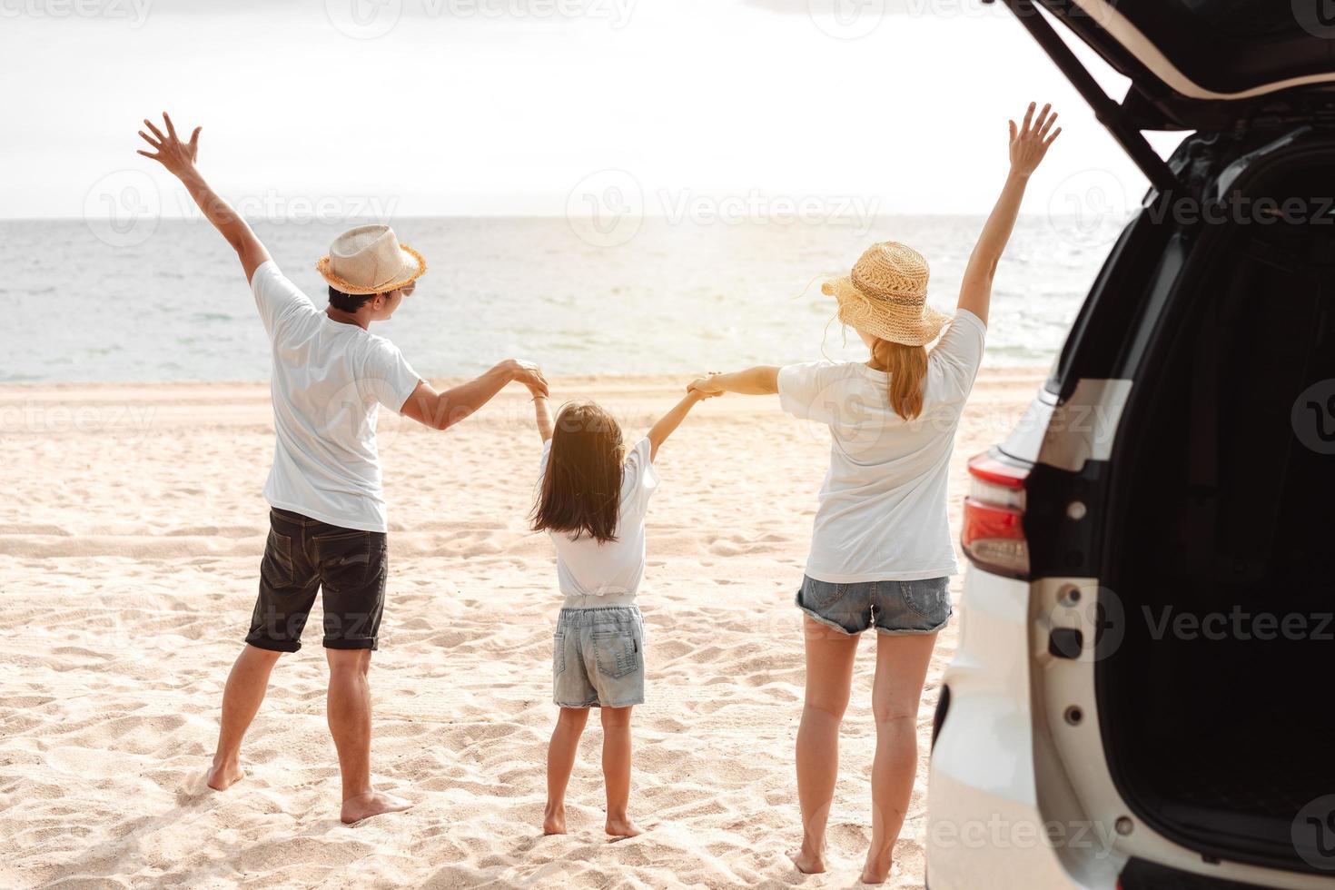 familia viaje coche la carretera viaje concepto. verano vacaciones en coche en el atardecer, papá, mamá y hija contento de viaje disfrutar y relajación juntos conducción en vacaciones, gente,estilo de vida con transporte foto