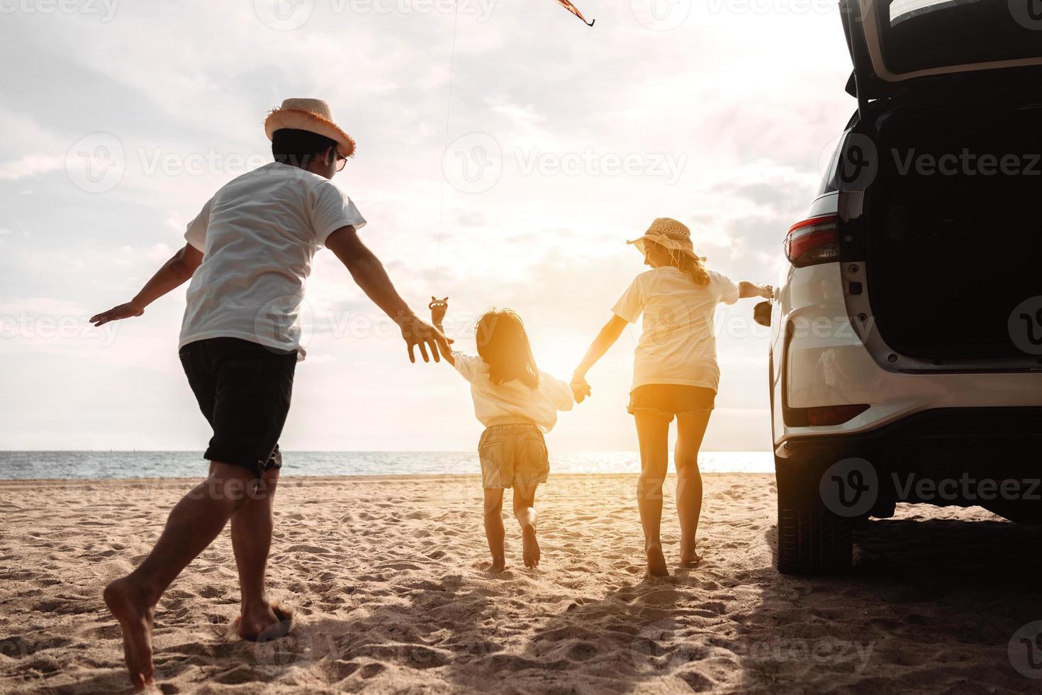 familia feliz con viaje en coche viaje por carretera. vacaciones de verano en automóvil al atardecer, papá, mamá e hija felices viajando disfrutan juntos conduciendo en vacaciones, el estilo de vida de la gente viaja en automóvil. foto