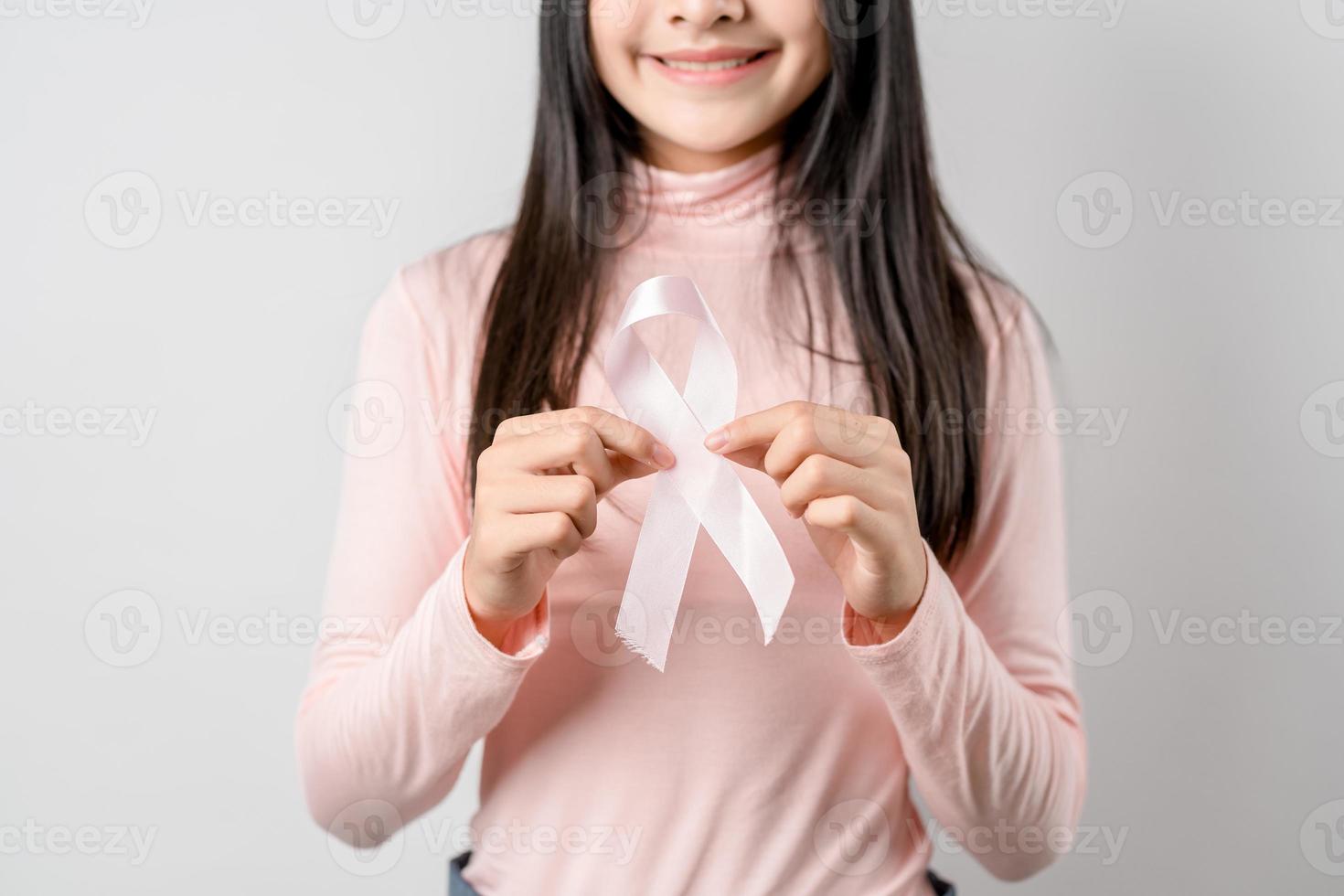 mujer manos participación rosado cinta, pecho cáncer conciencia, mundo cáncer día, nacional cáncer superviviente día en febrero concepto. foto