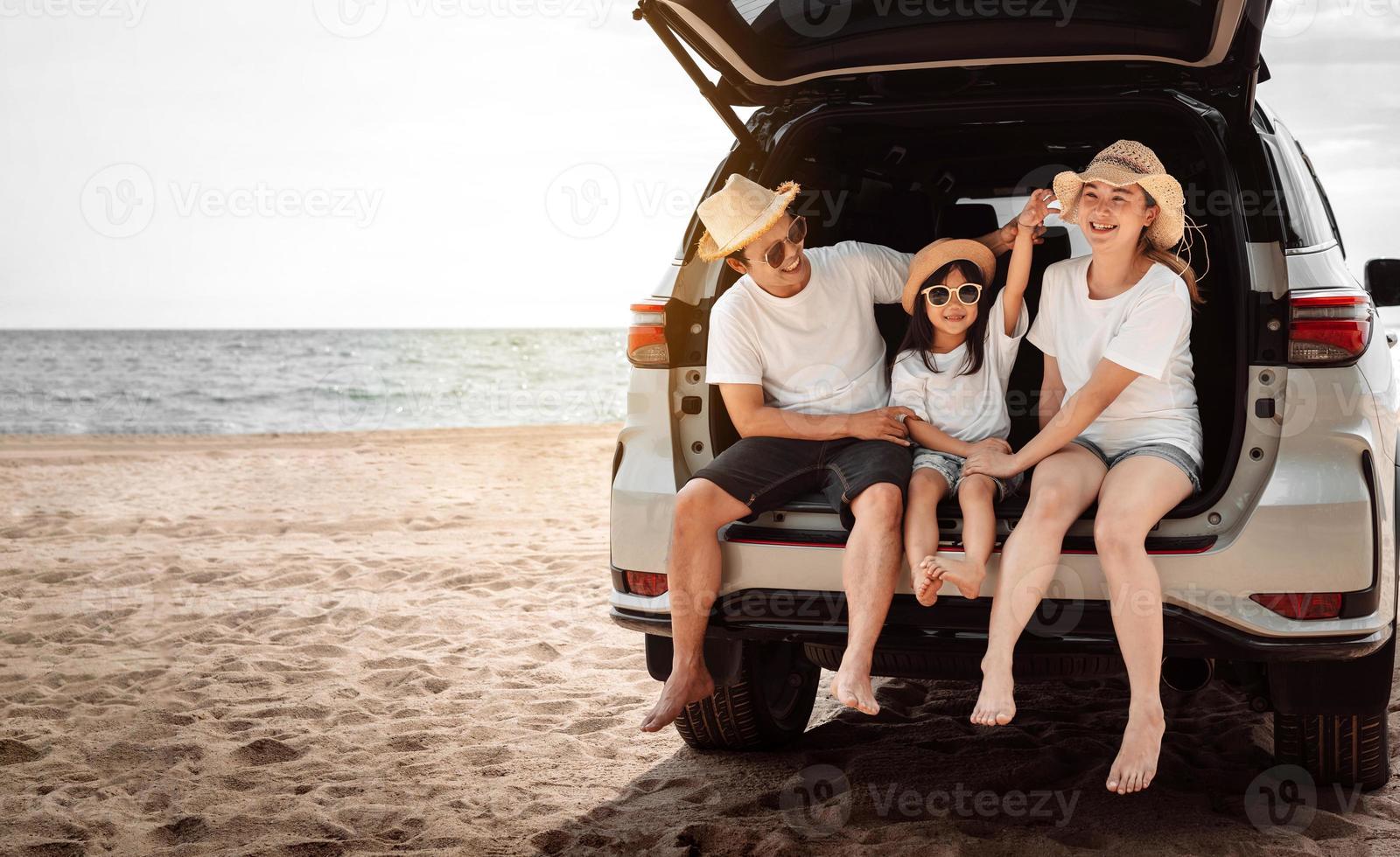 familia con coche viaje conducción la carretera viaje verano vacaciones en coche en el atardecer, papá, mamá y hija contento de viaje disfrutar Días festivos y relajación juntos obtener el atmósfera y Vamos a destino foto