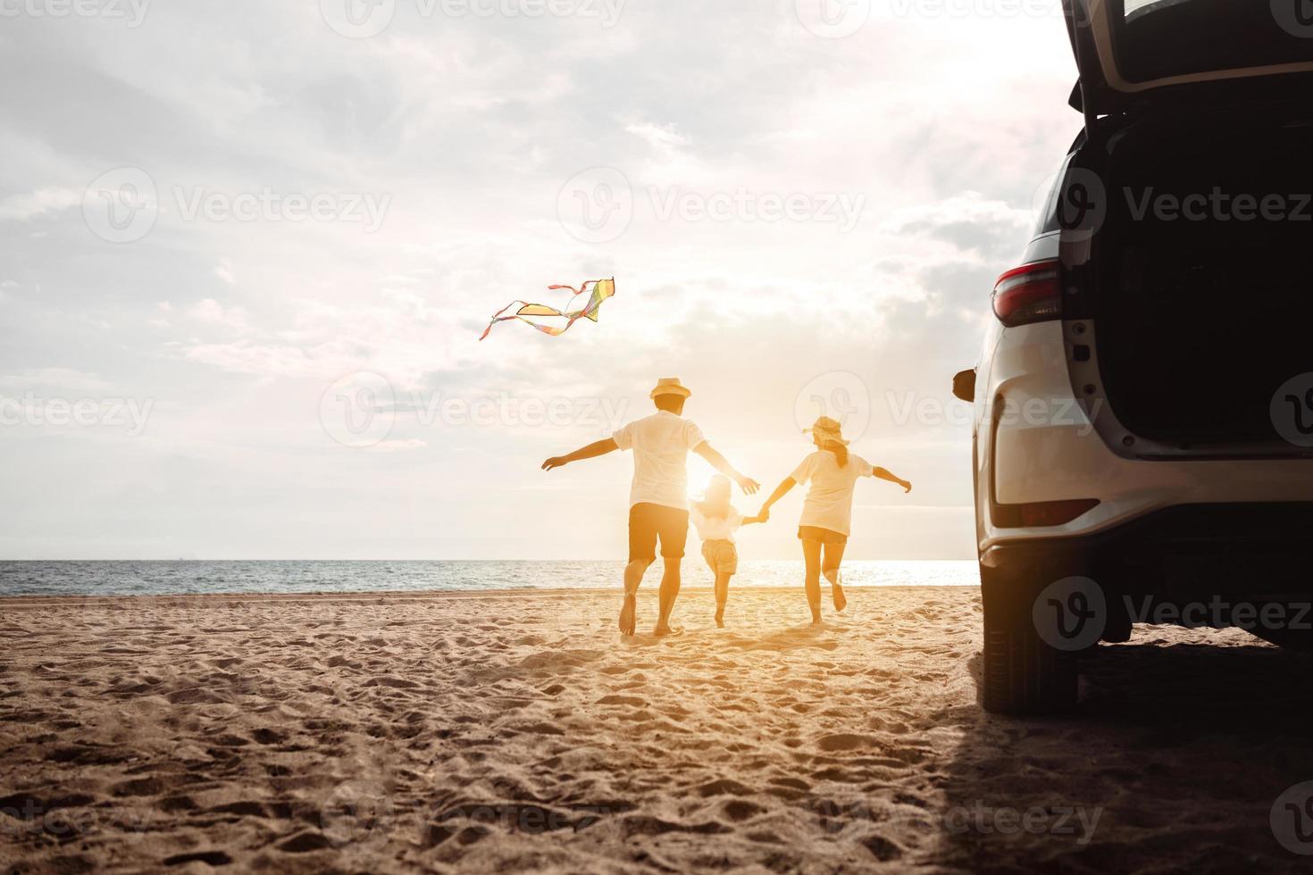 familia feliz con viaje en coche viaje por carretera. vacaciones de verano en automóvil al atardecer, papá, mamá e hija felices viajando disfrutan juntos conduciendo en vacaciones, el estilo de vida de la gente viaja en automóvil. foto