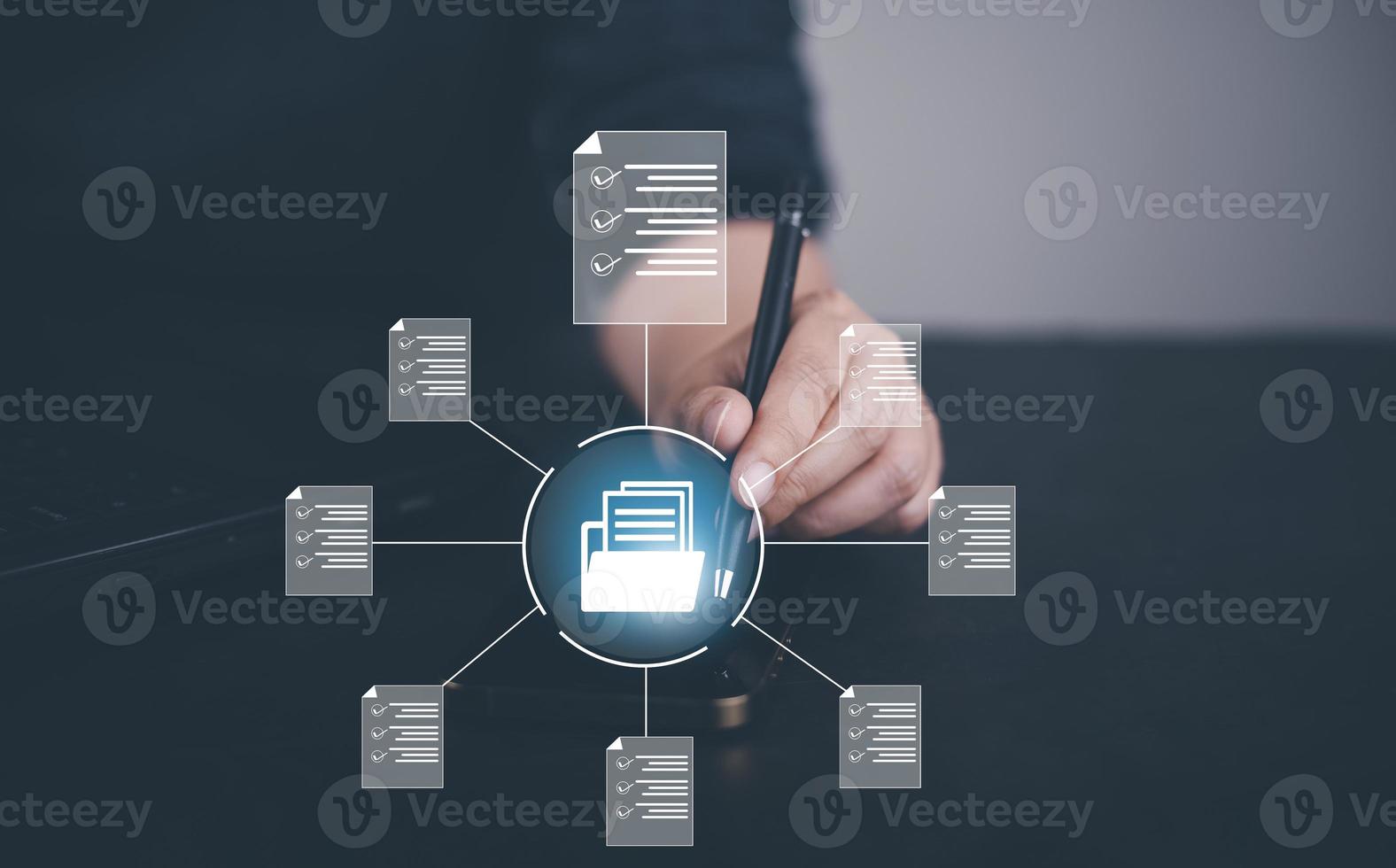 mano usando una computadora portátil y una carpeta táctil del sistema de gestión de documentos, base de datos de documentación en línea y automatización de procesos para administrar de manera eficiente los archivos, el trabajo, el conocimiento, la tecnología comercial corporativa, foto