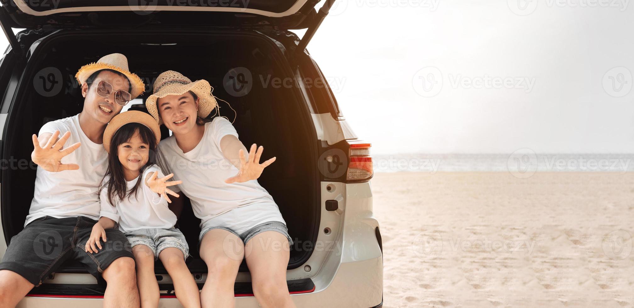 familia con coche viaje conducción la carretera viaje verano vacaciones en coche en el atardecer, papá, mamá y hija contento de viaje disfrutar Días festivos y relajación juntos obtener el atmósfera y Vamos a destino foto