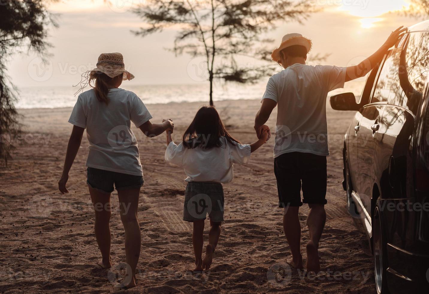 familia con coche viaje conducción la carretera viaje verano vacaciones en coche en el atardecer, papá, mamá y hija contento de viaje disfrutar Días festivos y relajación juntos obtener el atmósfera y Vamos a destino foto