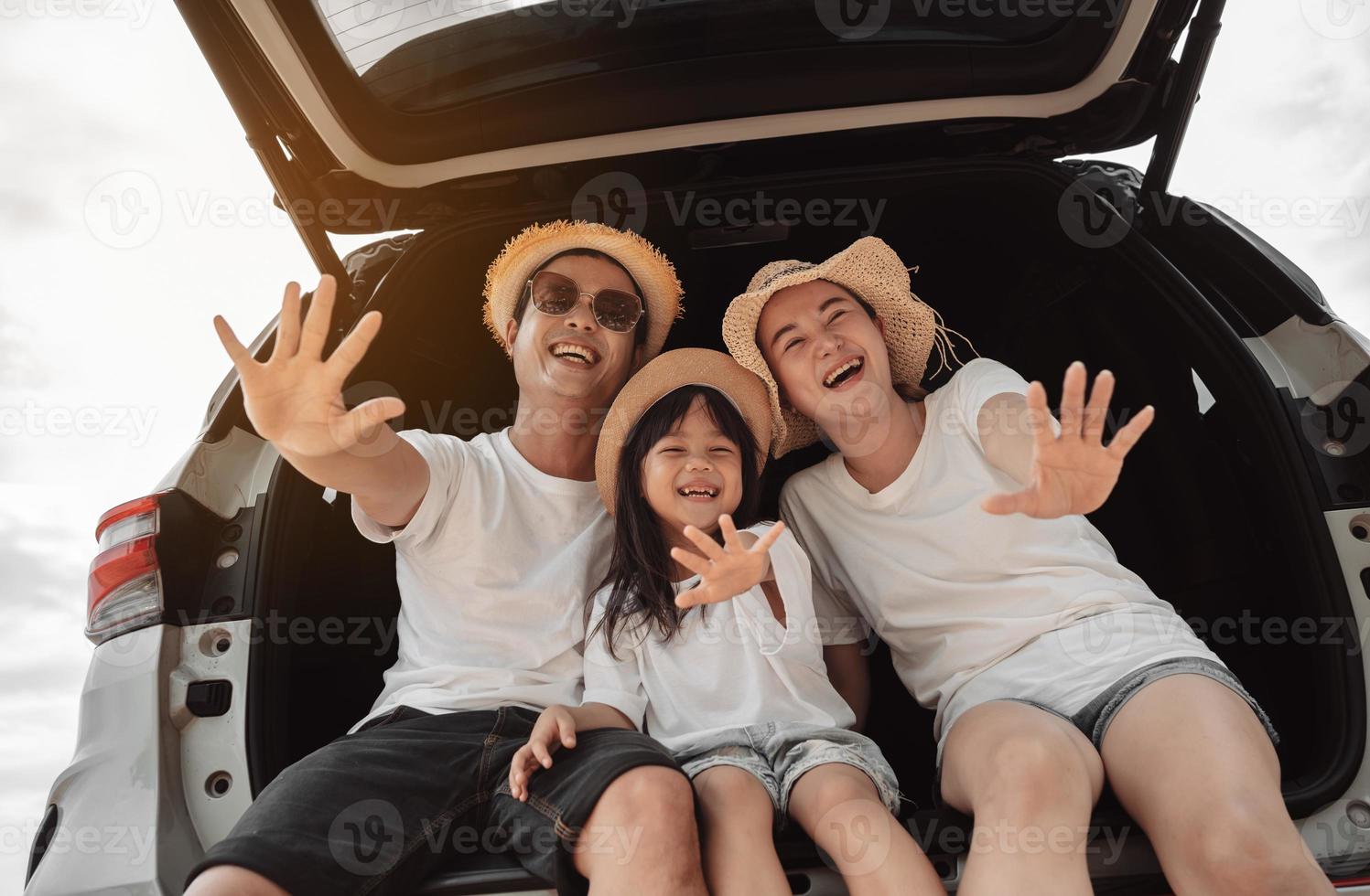 familia con coche viaje conducción la carretera viaje verano vacaciones en coche en el atardecer, papá, mamá y hija contento de viaje disfrutar Días festivos y relajación juntos obtener el atmósfera y Vamos a destino foto