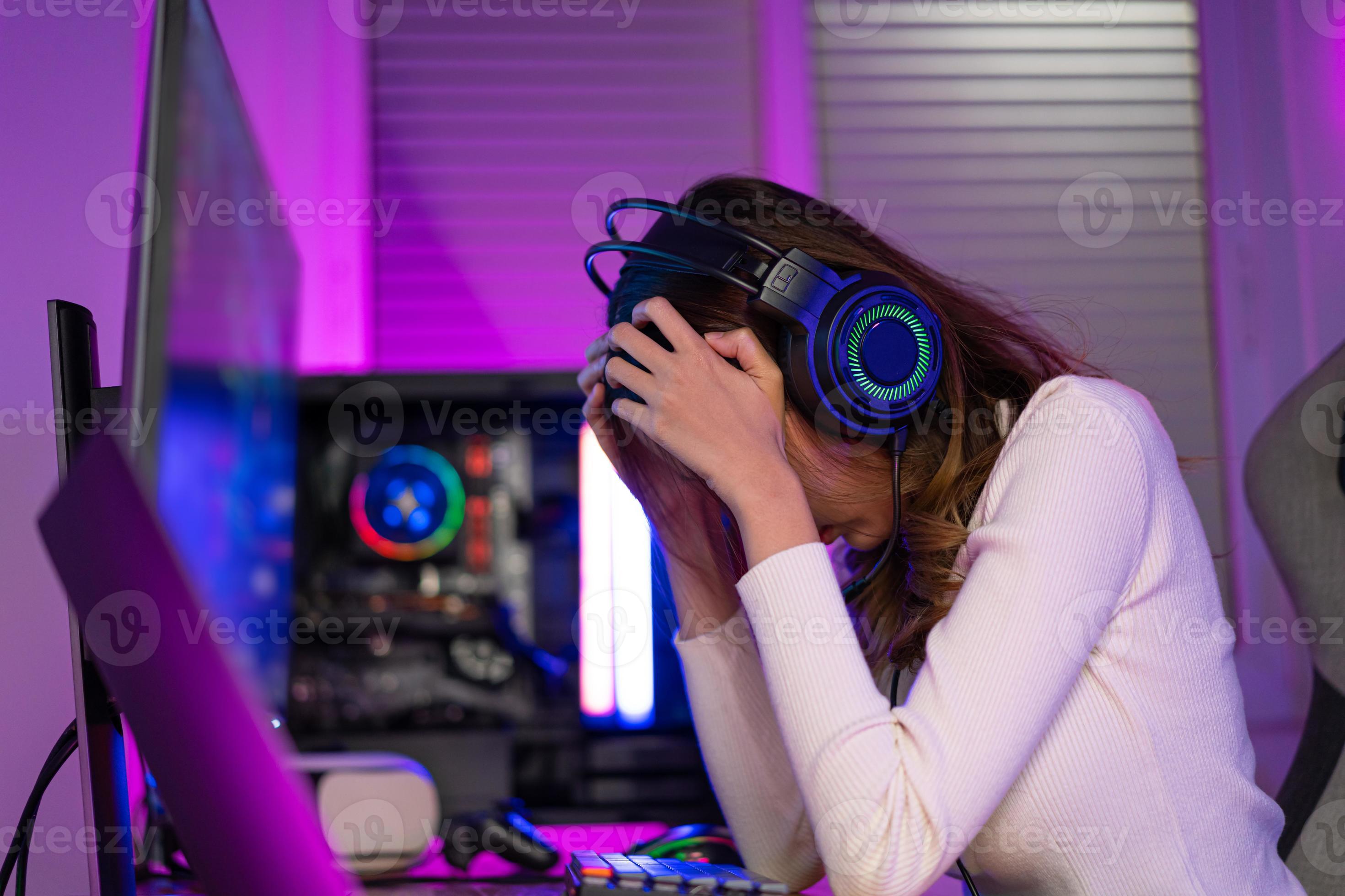 Jovem Mulher Usando Headphones De Jogos Pretende Fazer Jogar Jogos De  Transmissão Ao Vivo On-line Em Casa, Happy Gamer Empreitada Joga Torneio De  Jogos De Vídeo Online Com Luzes De Néon De