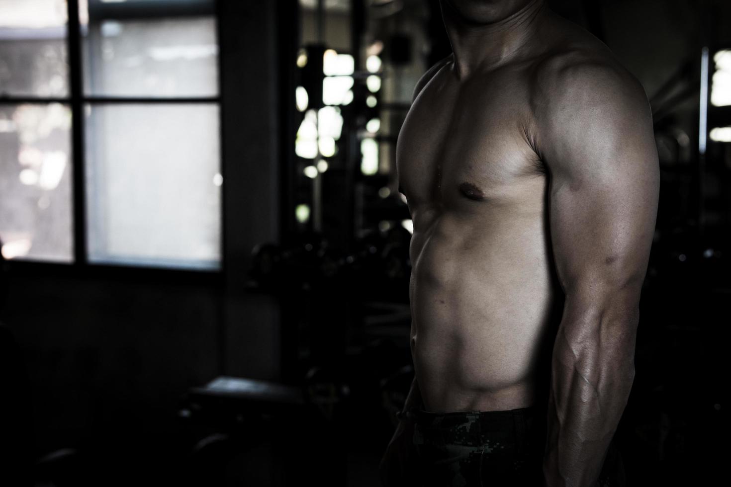 sexy cuerpo de muscular joven soldado asiático hombre en gimnasia. concepto de salud cuidado, ejercicio aptitud física, fuerte músculo masa, cuerpo mejora, grasa reducción para de los hombres salud suplemento producto presentación. foto