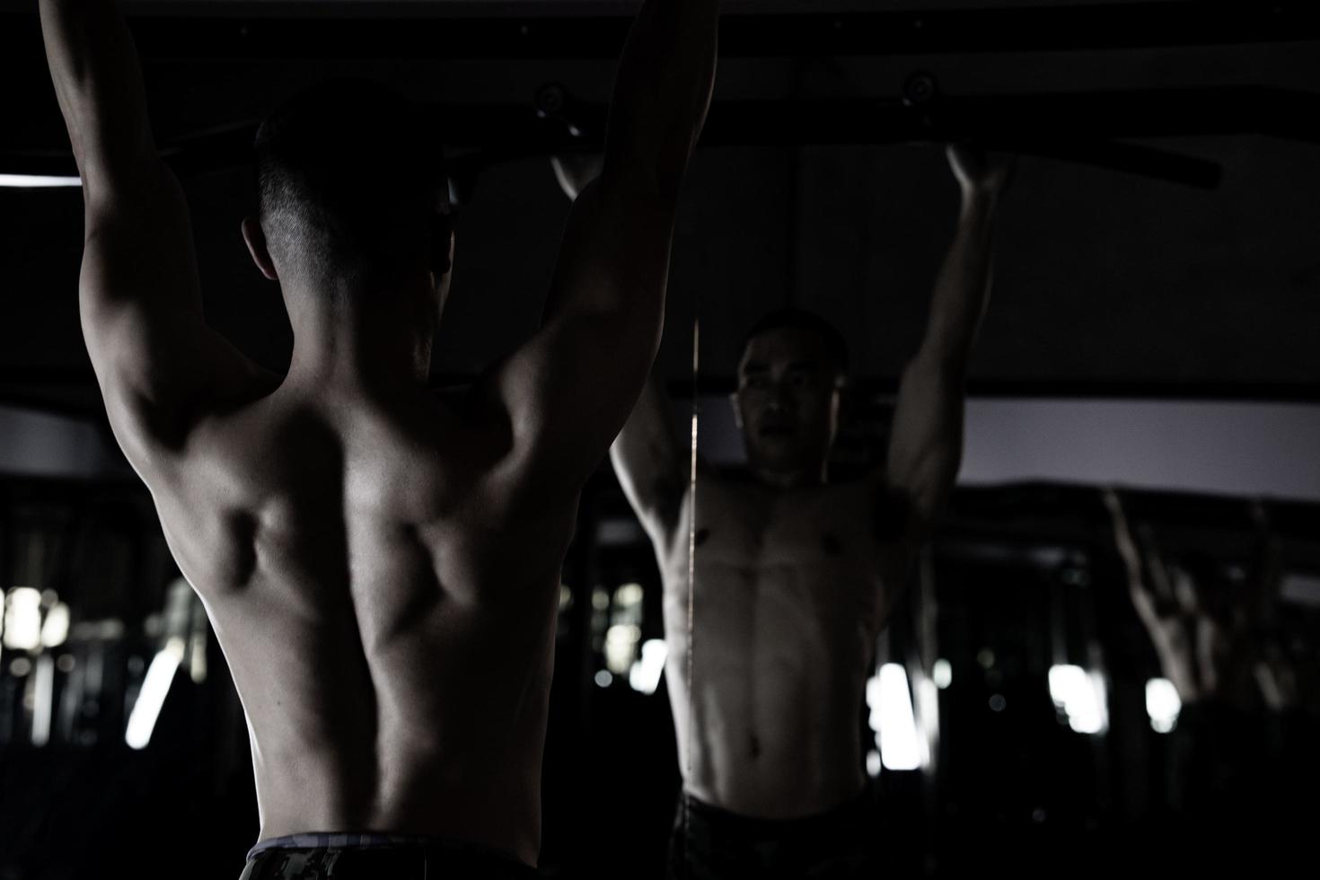 sexy cuerpo de muscular joven soldado asiático hombre en gimnasia. concepto de salud cuidado, ejercicio aptitud física, fuerte músculo masa, cuerpo mejora, grasa reducción para de los hombres salud suplemento producto presentación. foto