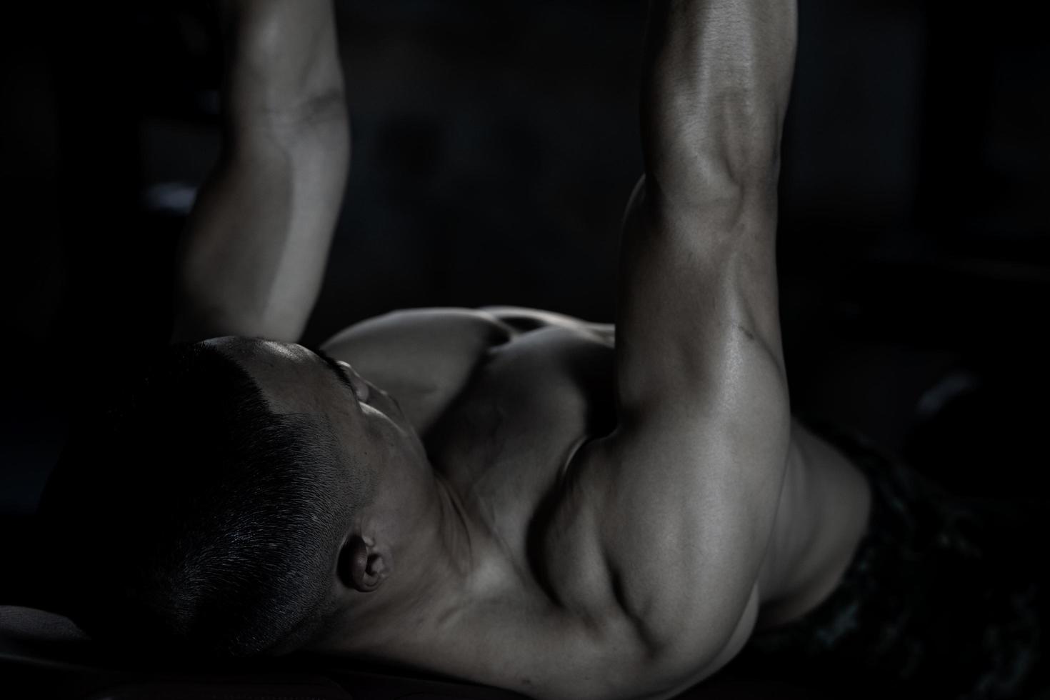 sexy cuerpo de muscular joven asiático hombre en gimnasia. concepto de salud cuidado, ejercicio aptitud física, fuerte músculo masa, cuerpo mejora, grasa reducción para de los hombres salud suplemento producto presentación. foto
