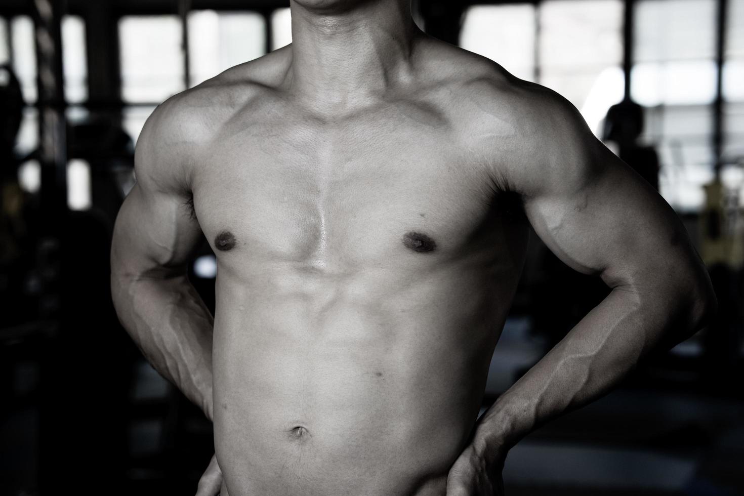 sexy cuerpo de muscular joven soldado asiático hombre en gimnasia. concepto de salud cuidado, ejercicio aptitud física, fuerte músculo masa, cuerpo mejora, grasa reducción para de los hombres salud suplemento producto presentación. foto