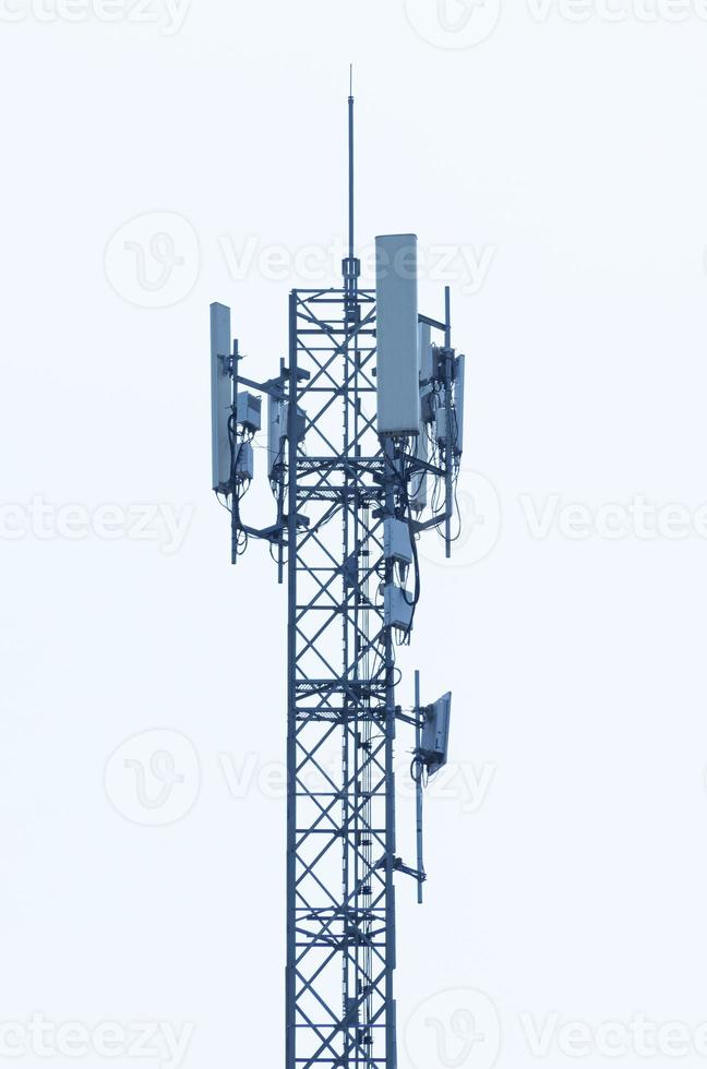 Torre de telecomunicaciones sobre fondo de cielo azul foto