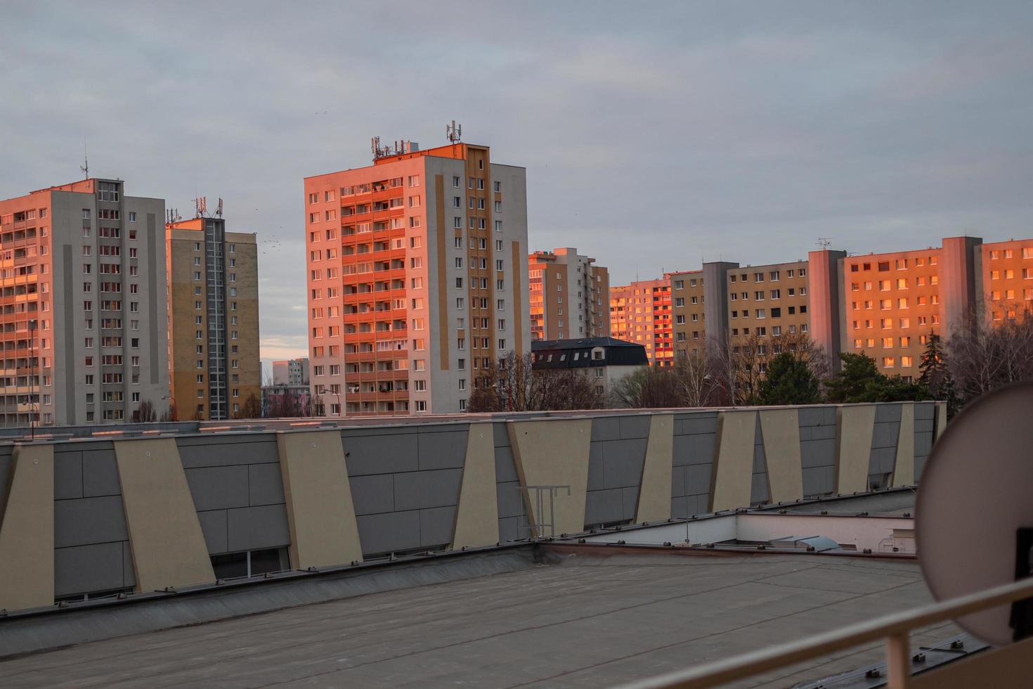 amanecer en Eslovaquia ciudad, alrededor Siete en punto en el Mañana. trnava, Eslovaquia, sk, 2023 foto