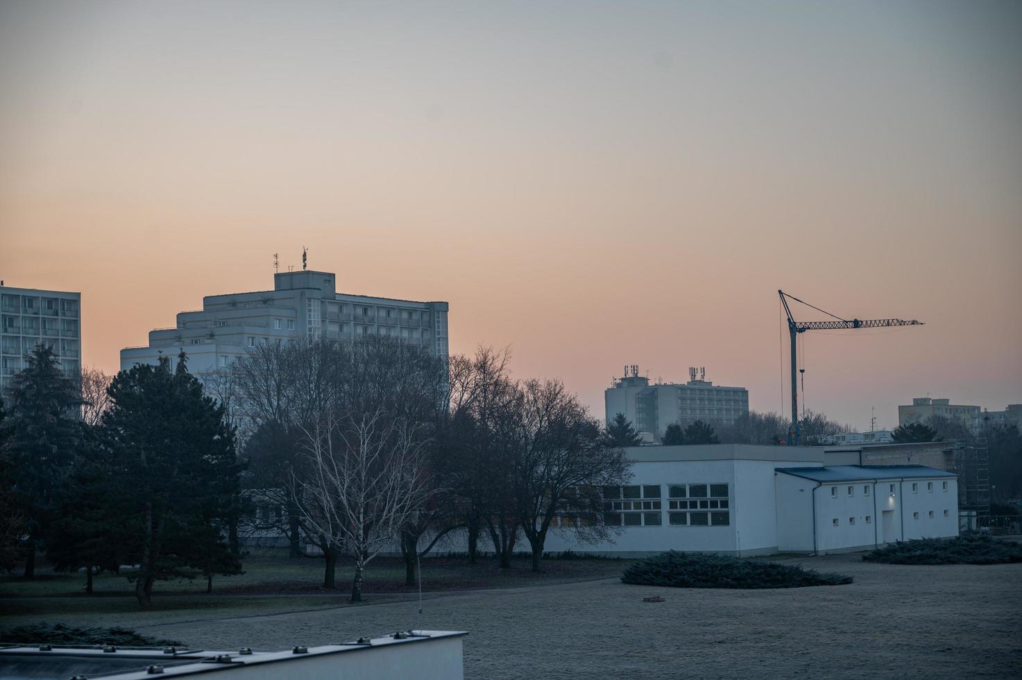 amanecer en Eslovaquia ciudad, alrededor Siete en punto en el Mañana. trnava, Eslovaquia, sk, 2023 foto