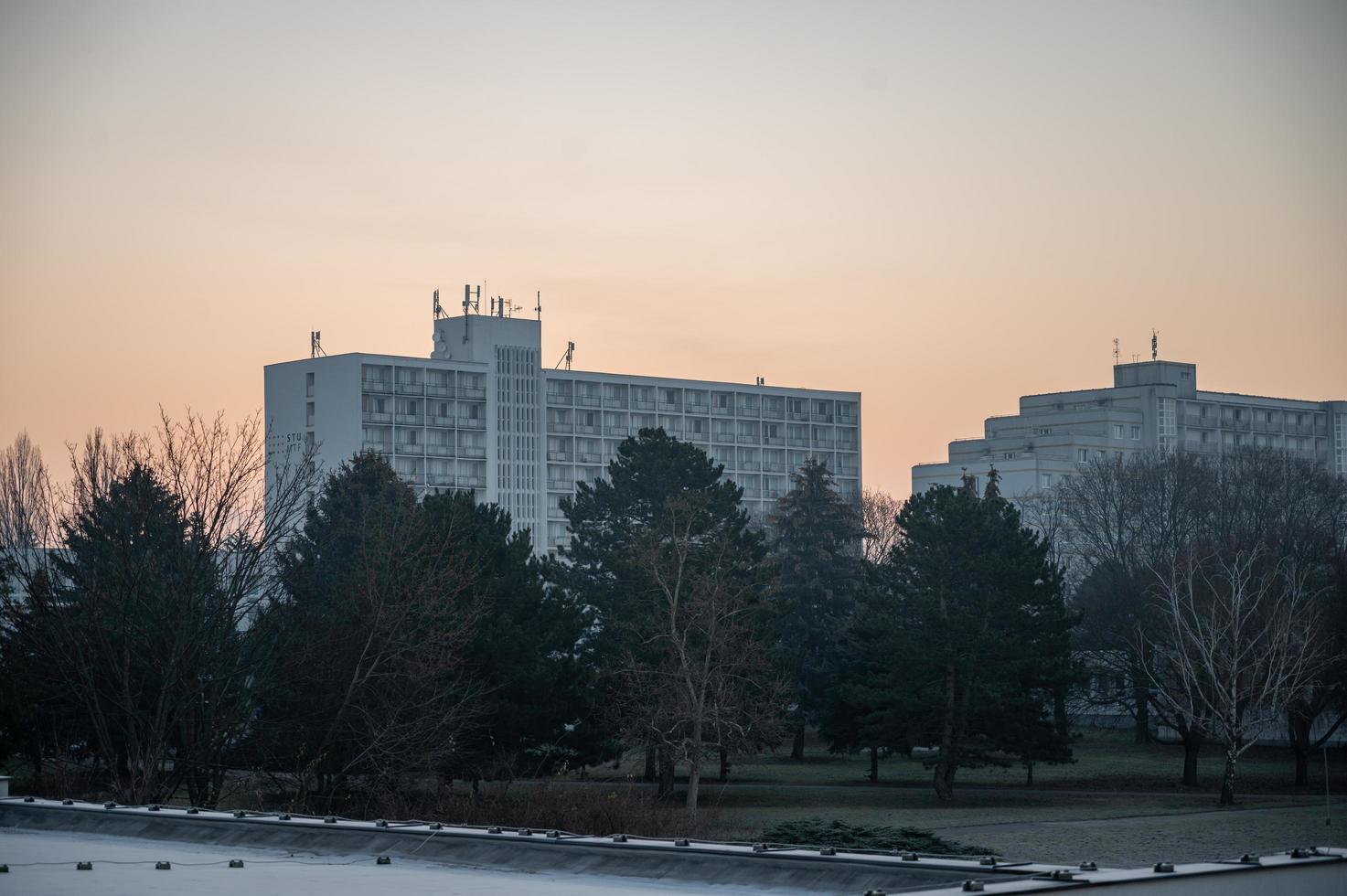 amanecer en Eslovaquia ciudad, alrededor Siete en punto en el Mañana. trnava, Eslovaquia, sk, 2023 foto