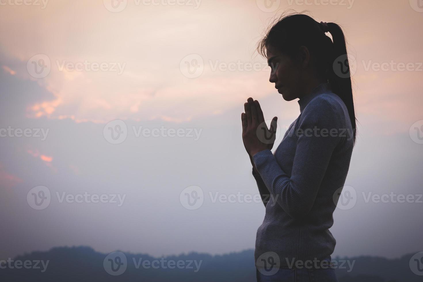 mujer Orando oraciones para espiritual fe un oración a recuerda dios. fe en religión y creencia en Dios establecido en bendiciones Dioses ayuda. foto