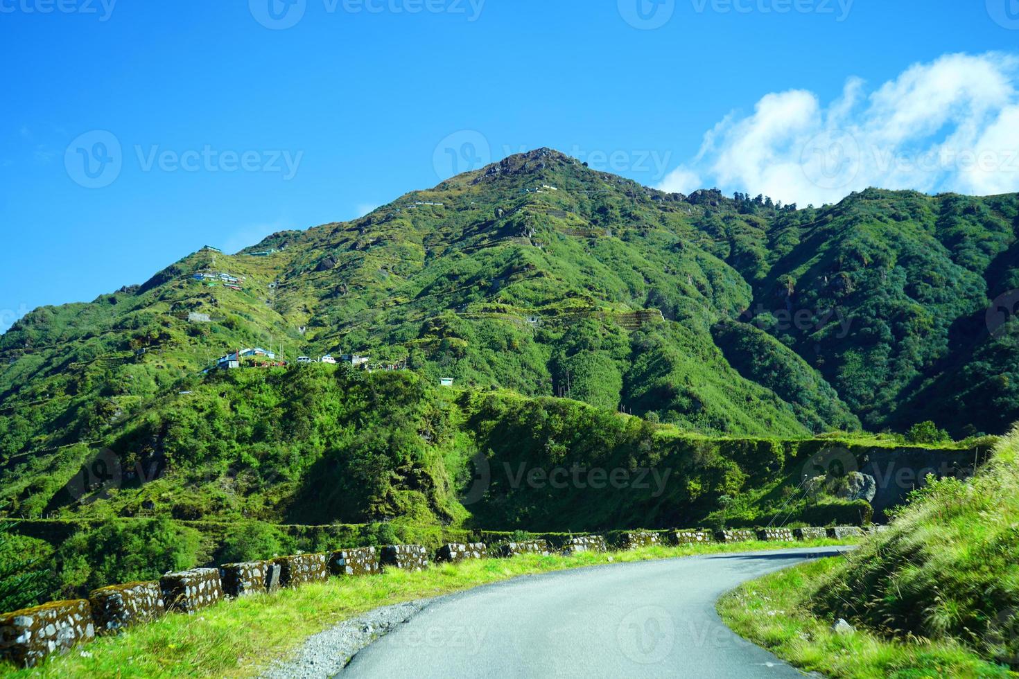 verde montaña rango con la carretera de seda ruta sikkim foto