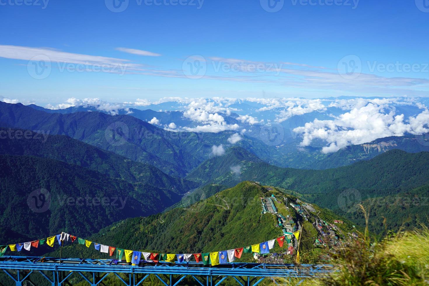 ver de zuluk pueblo desde horizonte con montaña rango a seda ruta sikkim foto