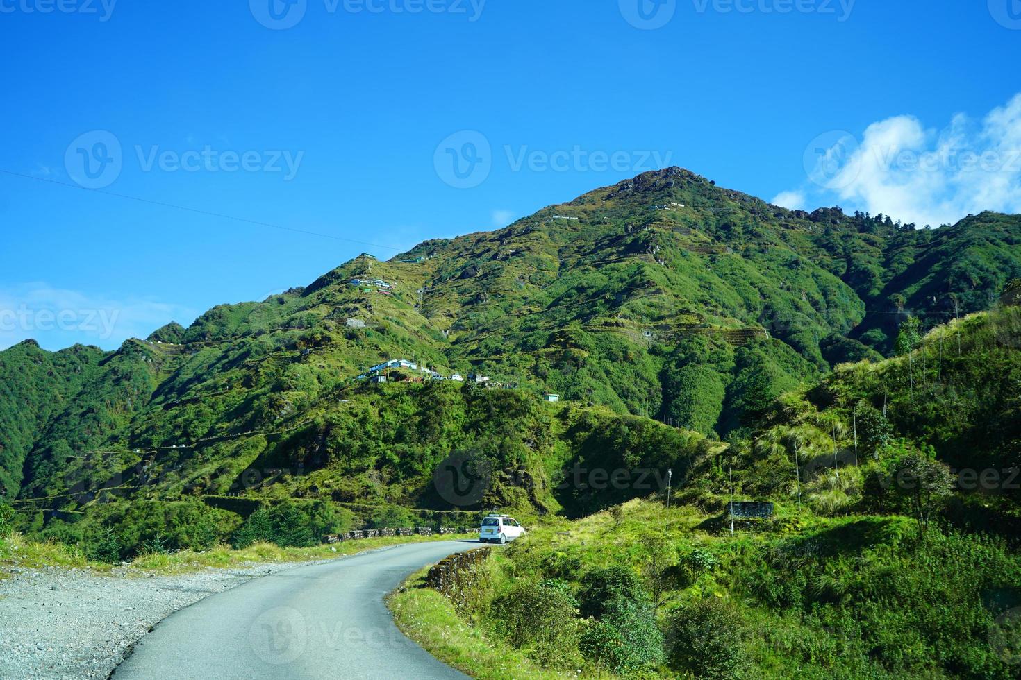 la carretera va mediante verde himalaya montaña rango de seda ruta sikkim foto