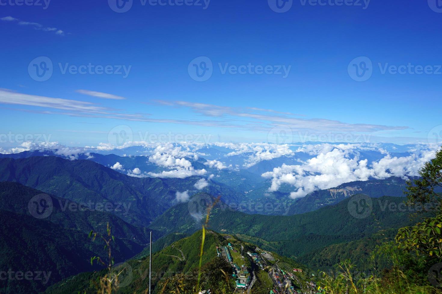 horizonte ver de montaña rango con blanco nube a seda ruta sikkim foto