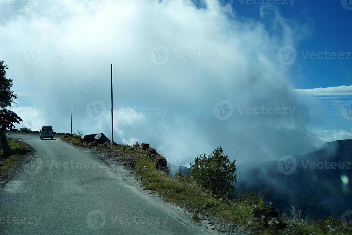 coche conducción mediante seda ruta sikkim en nublado clima foto