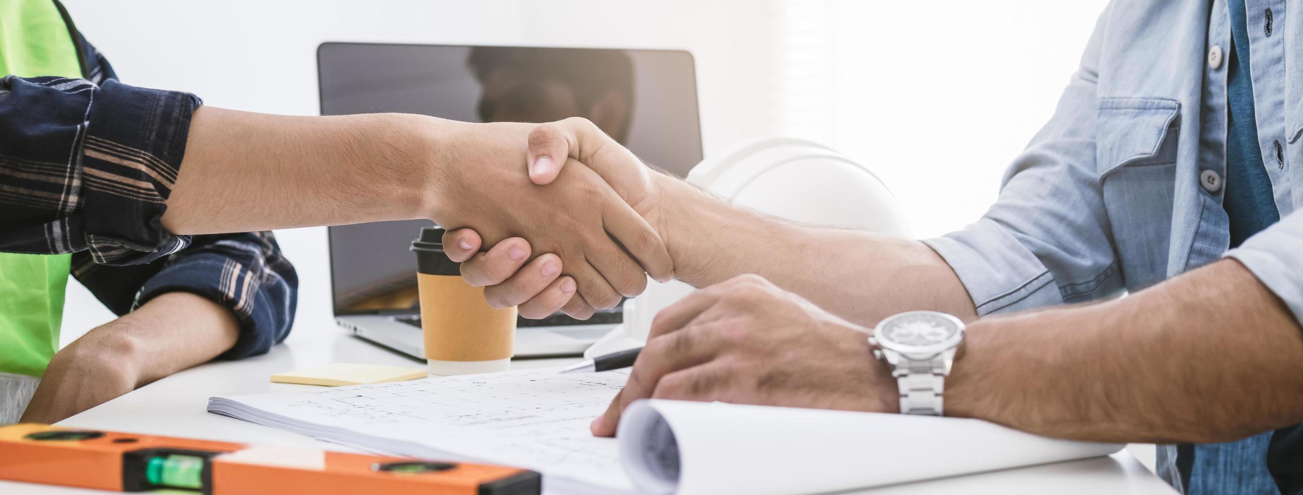 cerca arriba mano de grupo, equipo joven hombre contratista, ingeniero apretón de manos con camaradería, cliente después acuerdo a trabajo juntos a el sitio, lugar de trabajo. negocio éxito concepto. foto