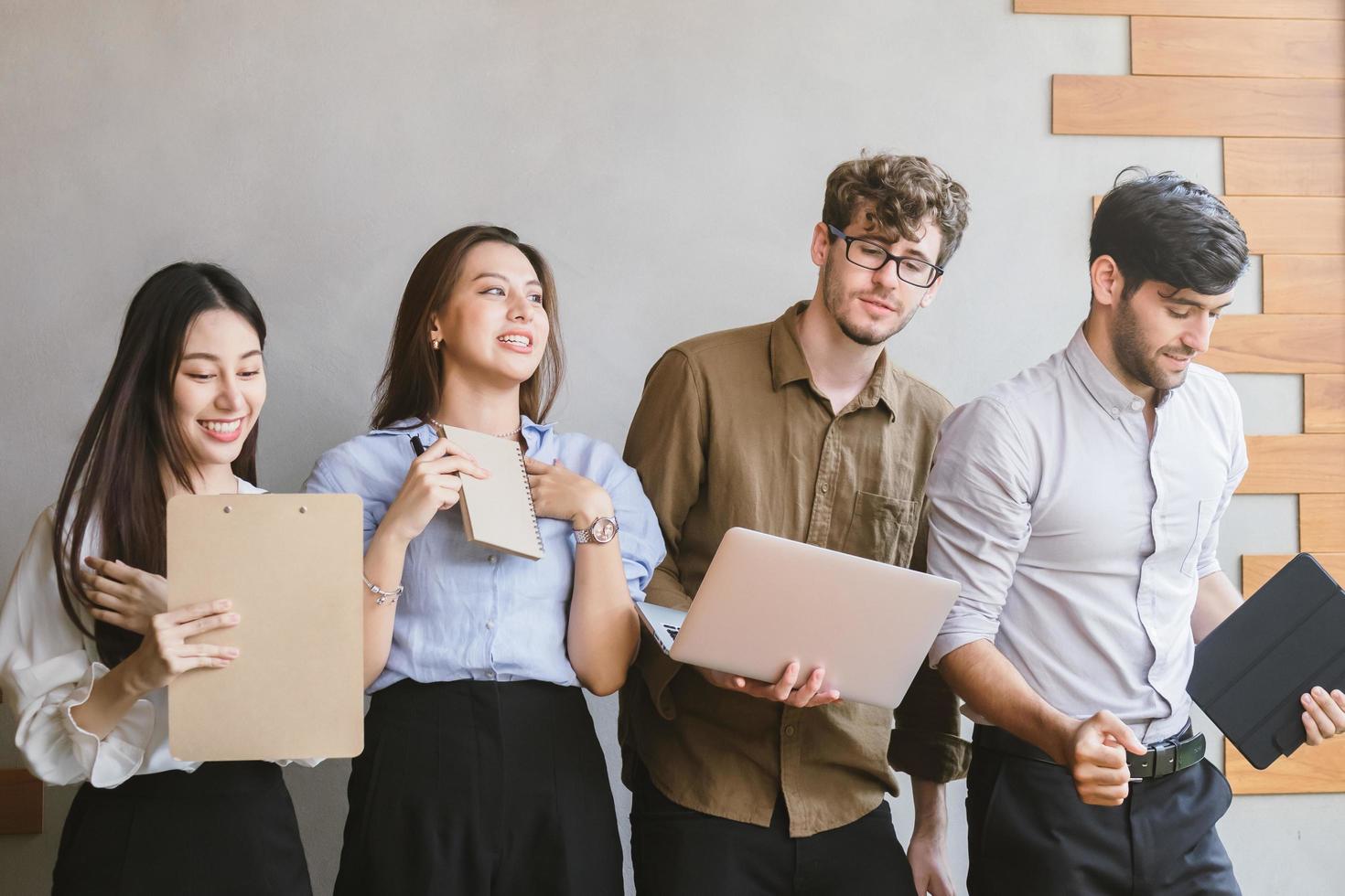 animar arriba, asombrado negocio personas grupo, trabajo en equipo de joven asiático,caucásico teniendo divertido, feliz en lugar de trabajo después proyecto es hecho, ganar mientras conferencia con socios en laptop.celebrando éxito concepto. foto