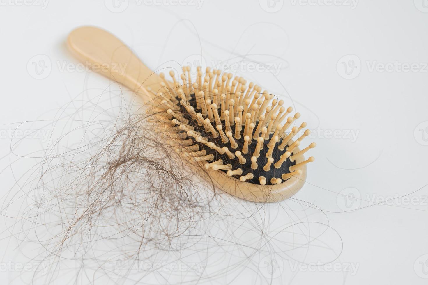 pelo pérdida con de madera peine, espectáculo pelo cepillo con largo suelto pelo problema después cepillado, pelo otoño fuera problema, grave a cáncer paciente. salud cuidado, belleza con Copiar espacio en blanco antecedentes. foto