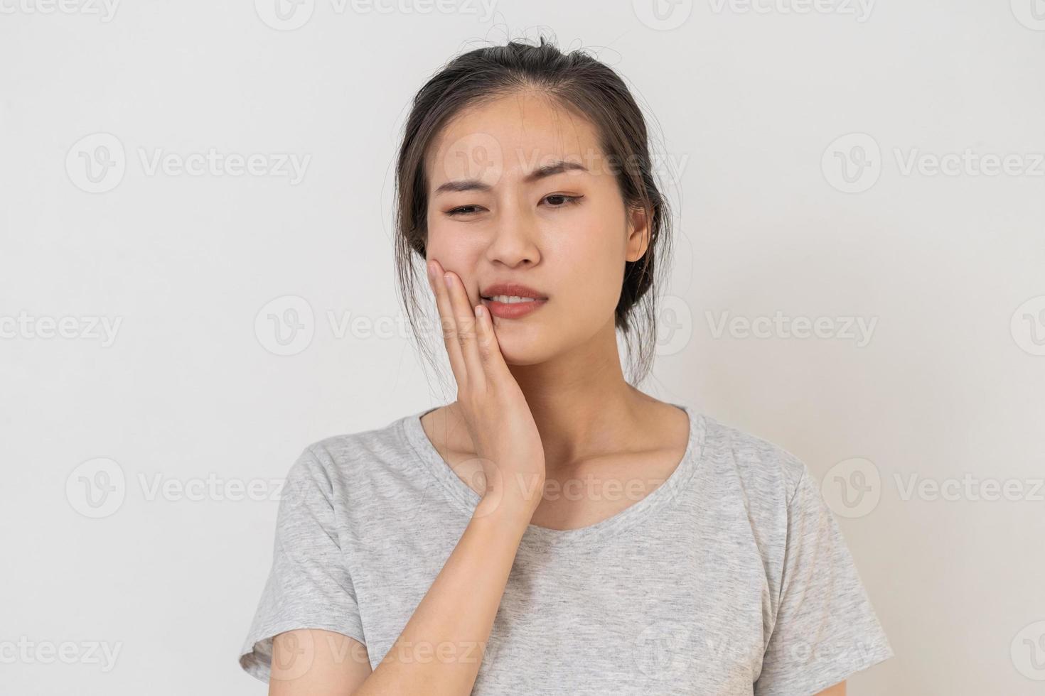 clausura ojos asiático joven mujer conmovedor mejilla, cara expresión desde dolor de muelas, diente decaer o sensibilidad, teniendo diente o dientes problema o inflamación, sufrimiento desde salud. sensible dientes personas foto