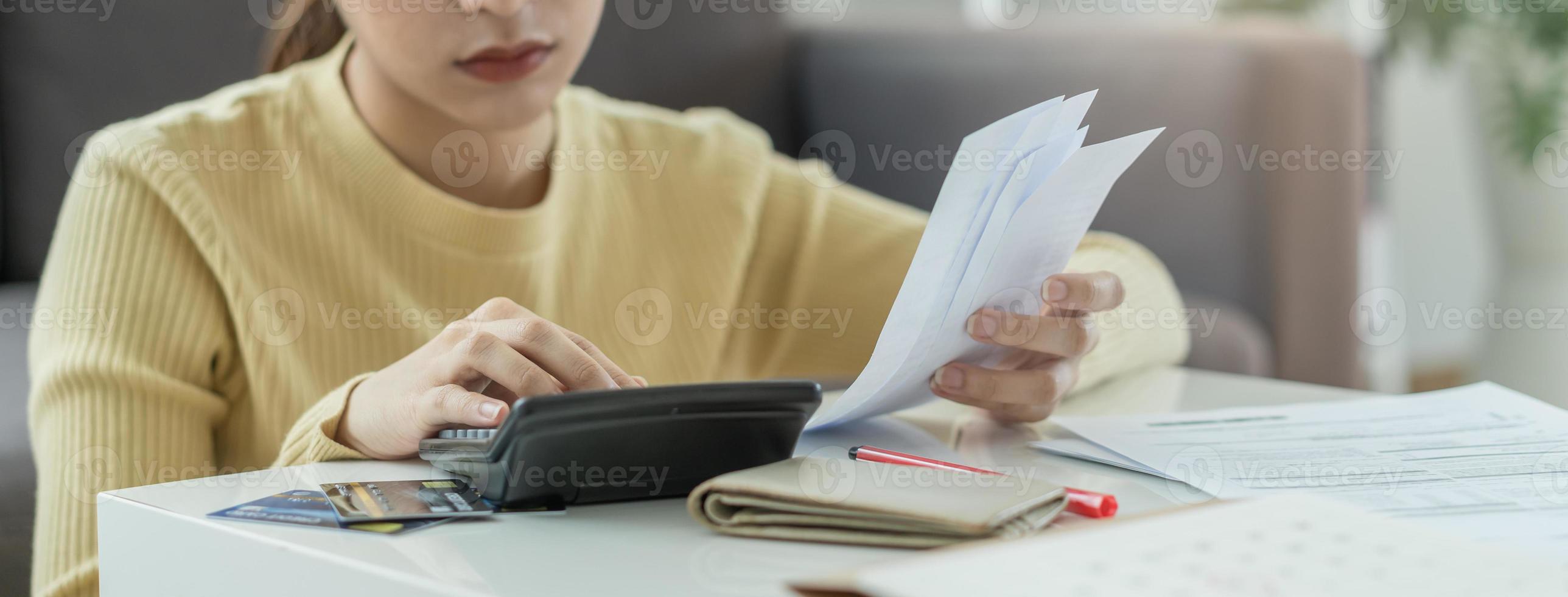 deber, problema asiático mujer, hembra rompió sentado en piso a hogar estresado y confuso por calcular gastos desde factura o factura, No dinero pagar, hipoteca o préstamo. deuda, bancarrota o arruinado concepto. foto