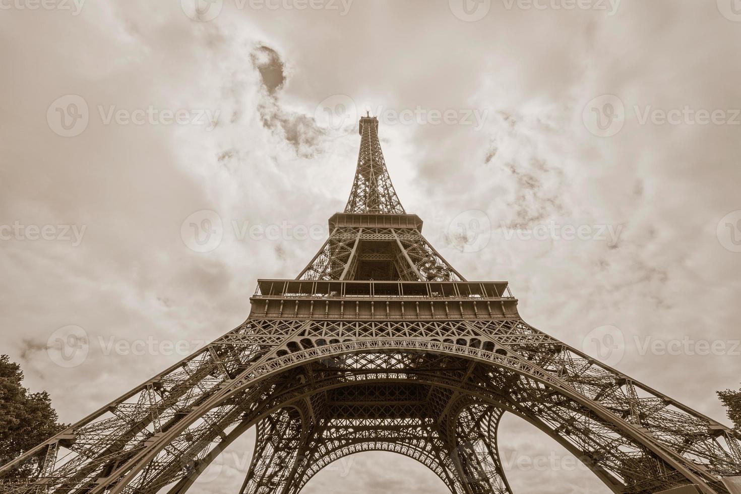 eiffel torre en París en contra nubes foto