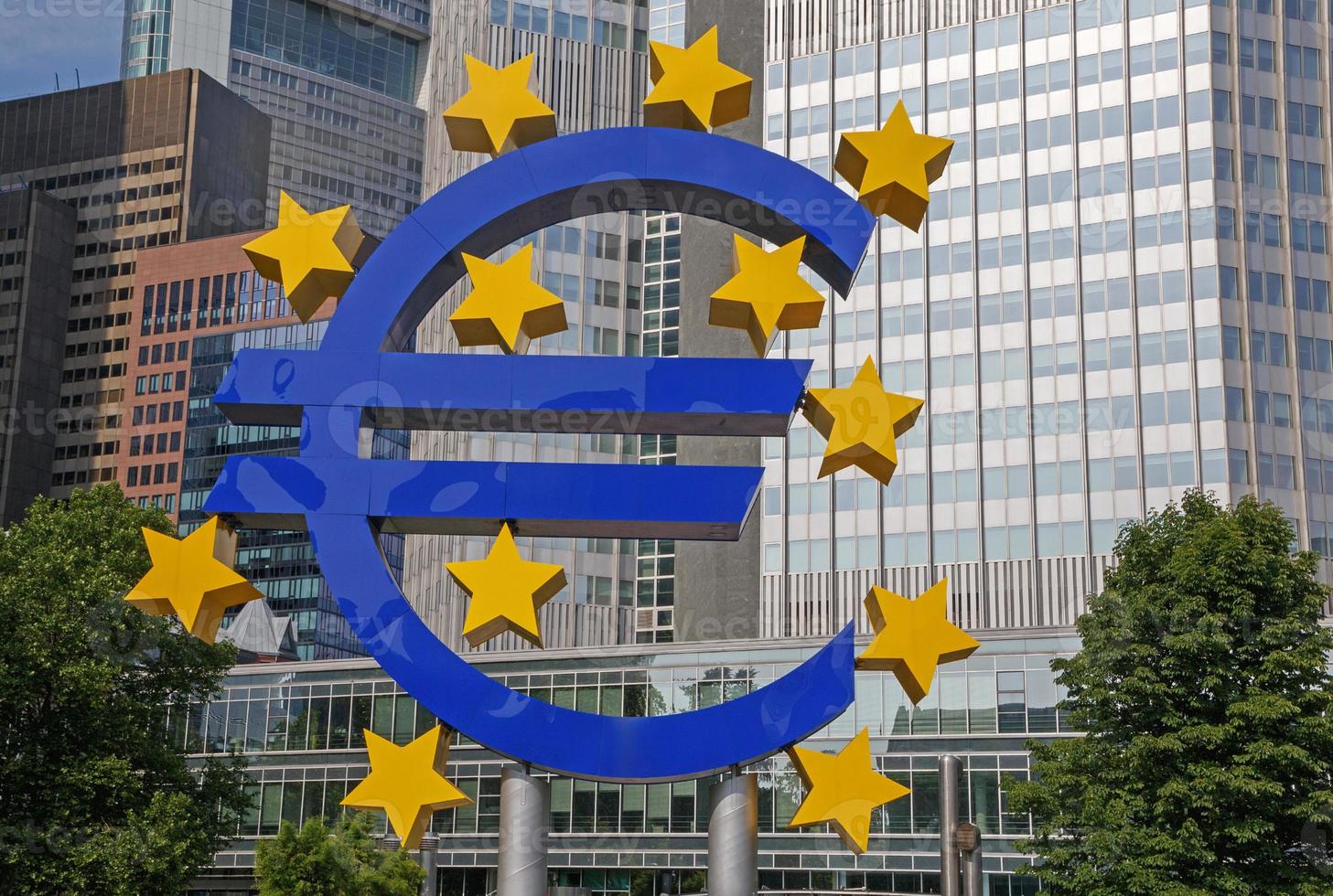 euro firmar Monumento en frankfurt a.m principal, Alemania foto