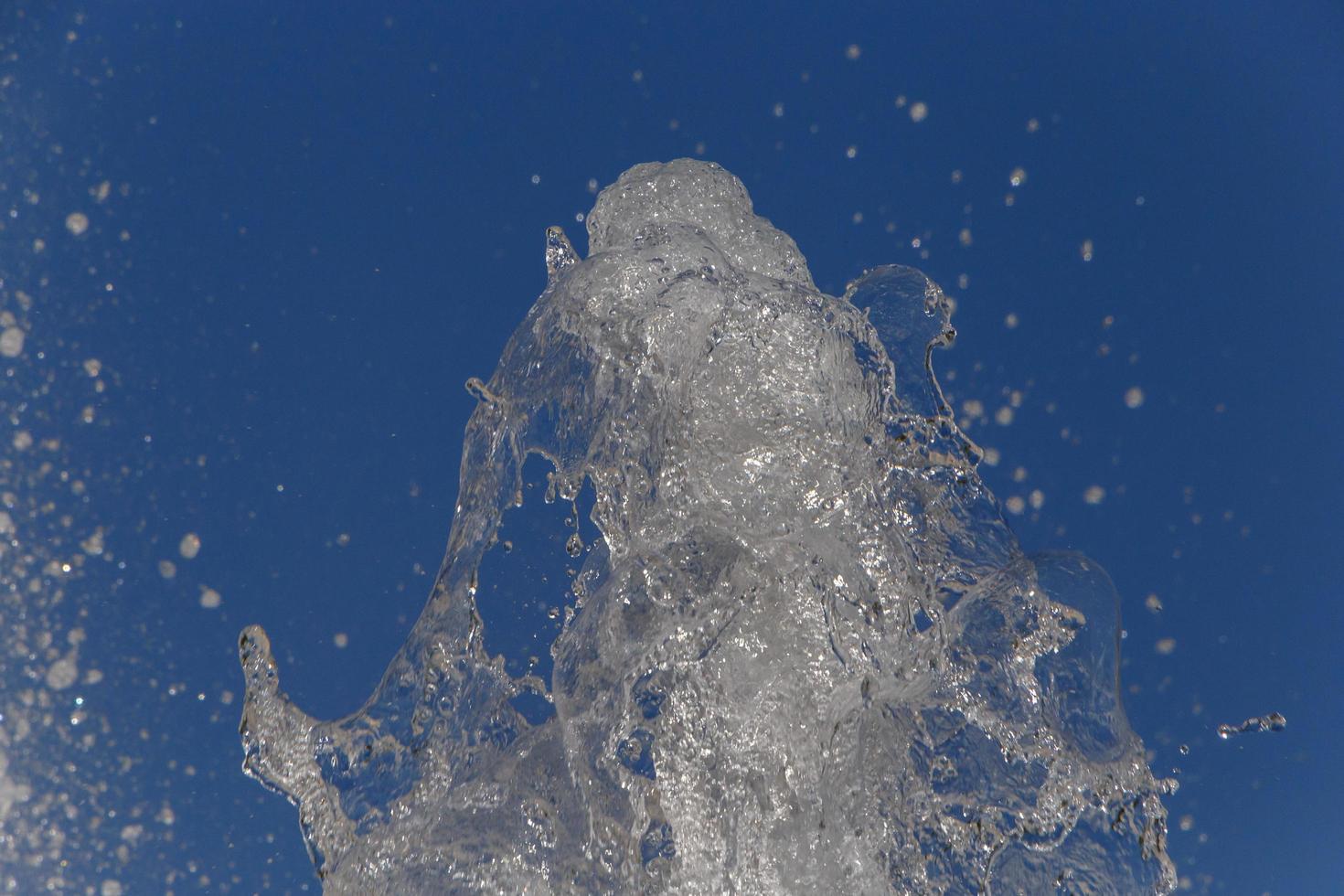 chapoteo de agua en fuente en contra azul cielo foto