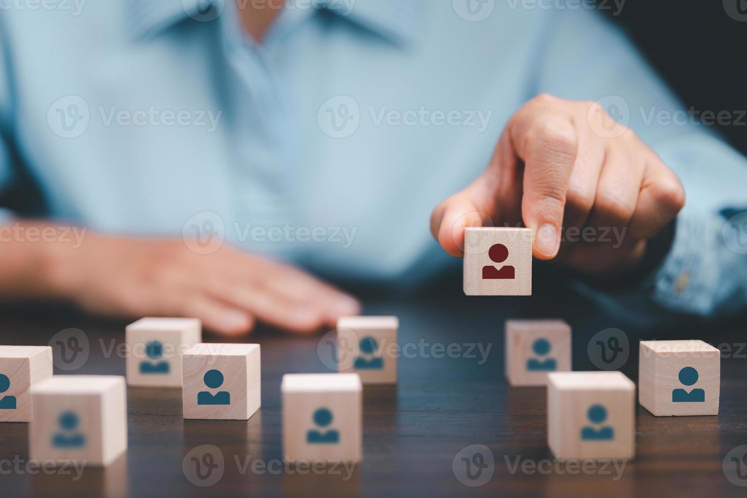 gerente elige y contratación equipo para negocio éxito. hora gerente mano o empleador elige toma en mano empleado. líder soportes fuera desde multitud. mirando para bueno obrero. hora, hmm, hrd conceptos foto