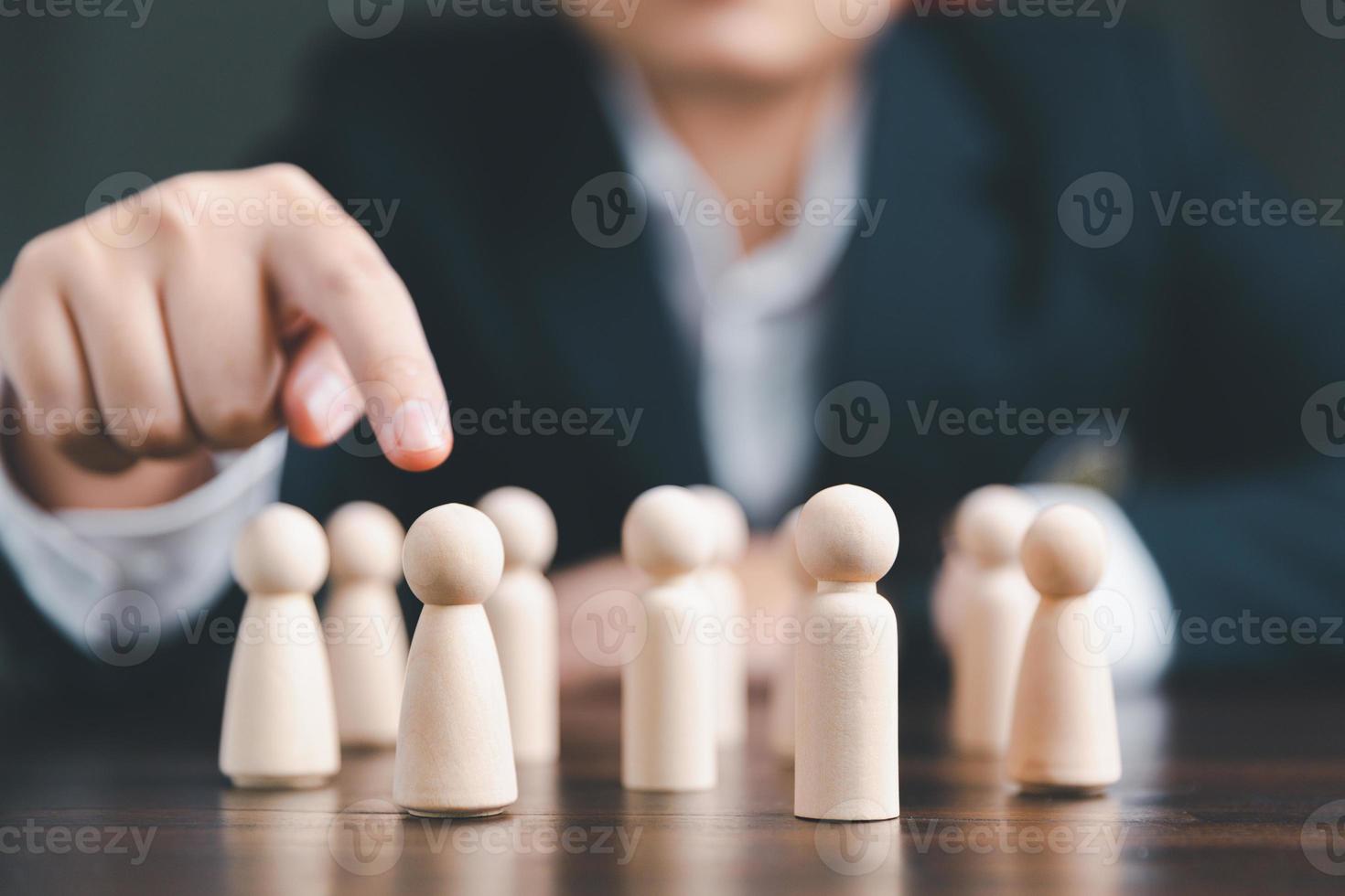 gerente elige y contratación equipo para negocio éxito. hora gerente mano o empleador elige toma en mano empleado. líder soportes fuera desde multitud. mirando para bueno obrero. hora, hmm, hrd conceptos foto