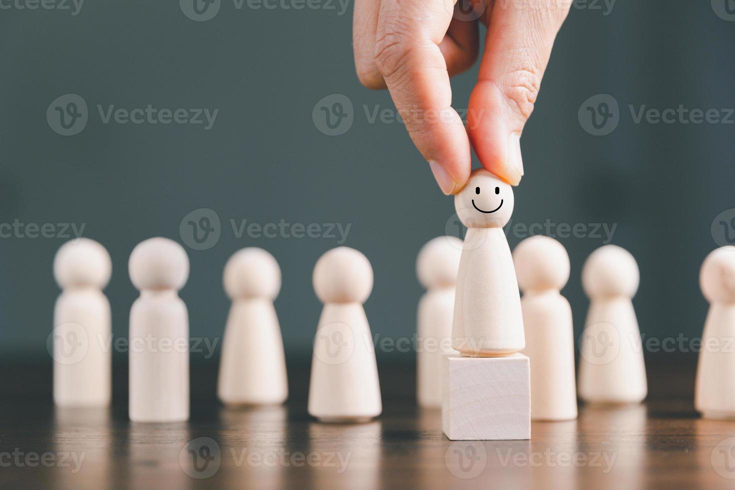 gerente elige y contratación equipo para negocio éxito. hora gerente mano o empleador elige toma en mano empleado. líder soportes fuera desde multitud. mirando para bueno obrero. hora, hmm, hrd conceptos foto