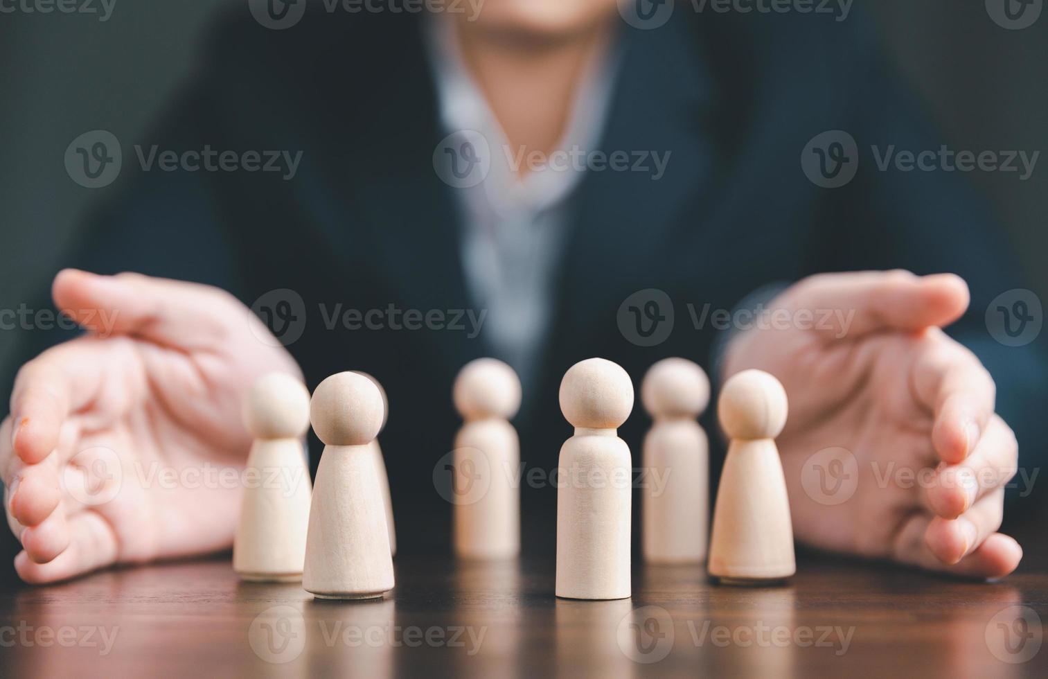 gerente elige y contratación equipo para negocio éxito. hora gerente mano o empleador elige toma en mano empleado. líder soportes fuera desde multitud. mirando para bueno obrero. hora, hmm, hrd conceptos foto