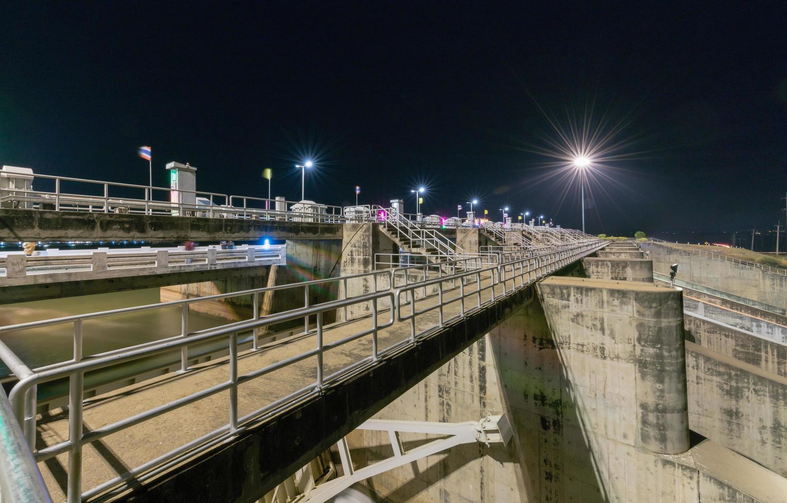 construcción de aliviadero represa portón en noche, el Pensilvania sak cholasito represa foto