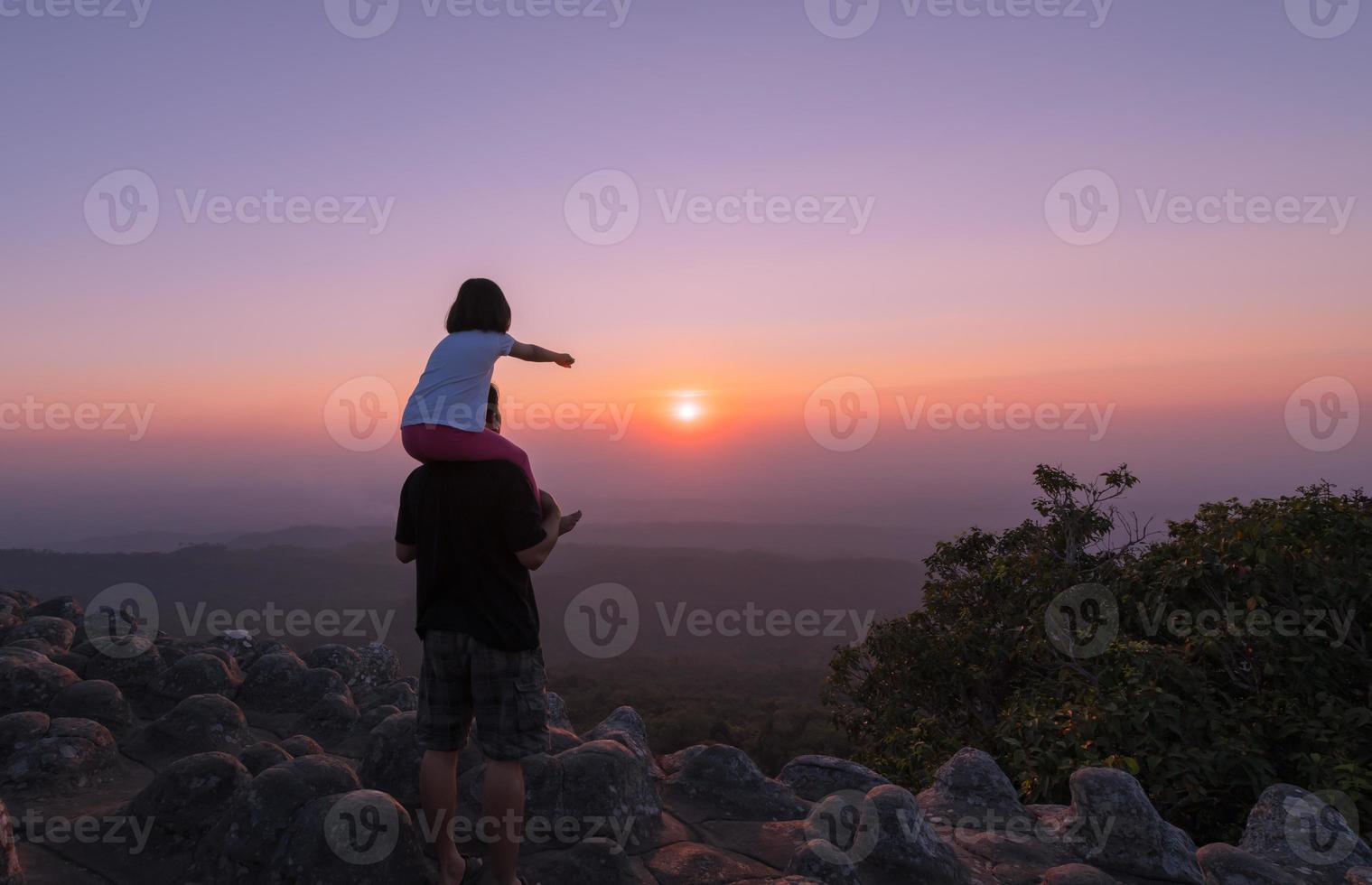 contento padre y hija disfrutando en puesta de sol antecedentes foto