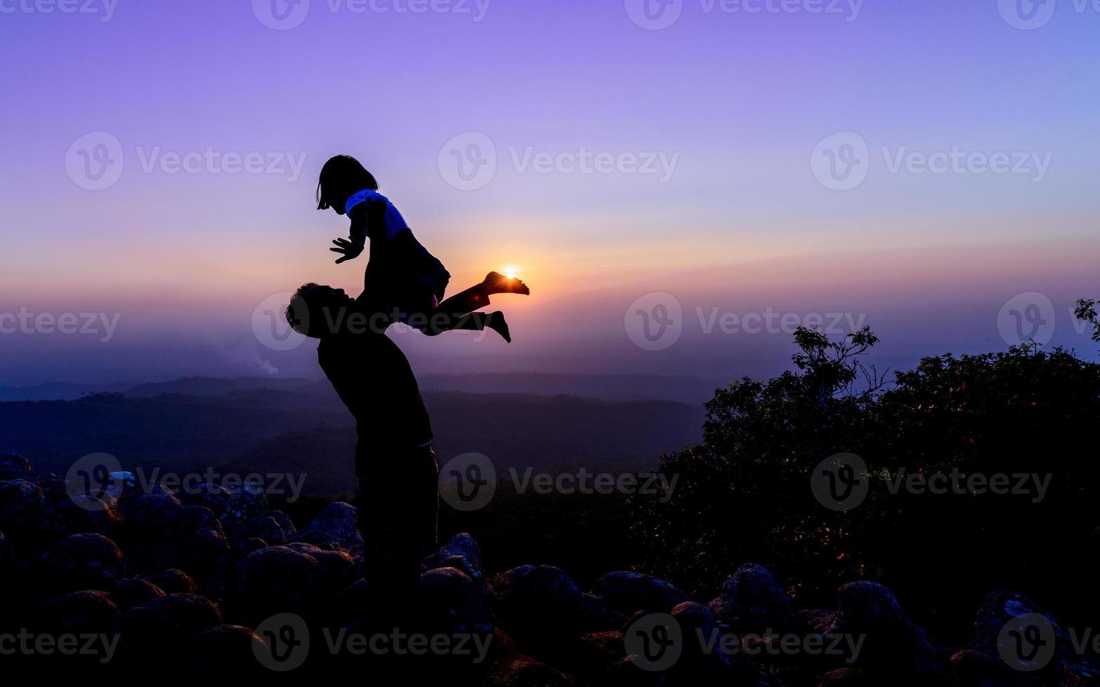 contento padre y hija disfrutando en puesta de sol fondo foto