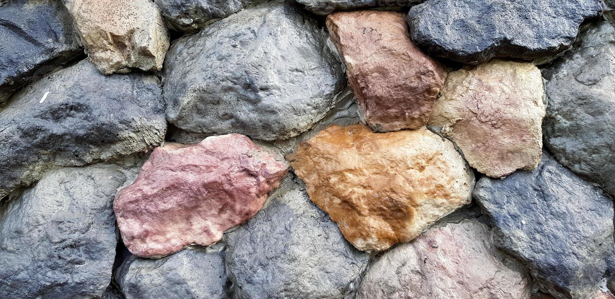 vistoso de grande rock o Roca pared para antecedentes. grupo de objeto, modelo fondo de pantalla y agrietado concepto foto